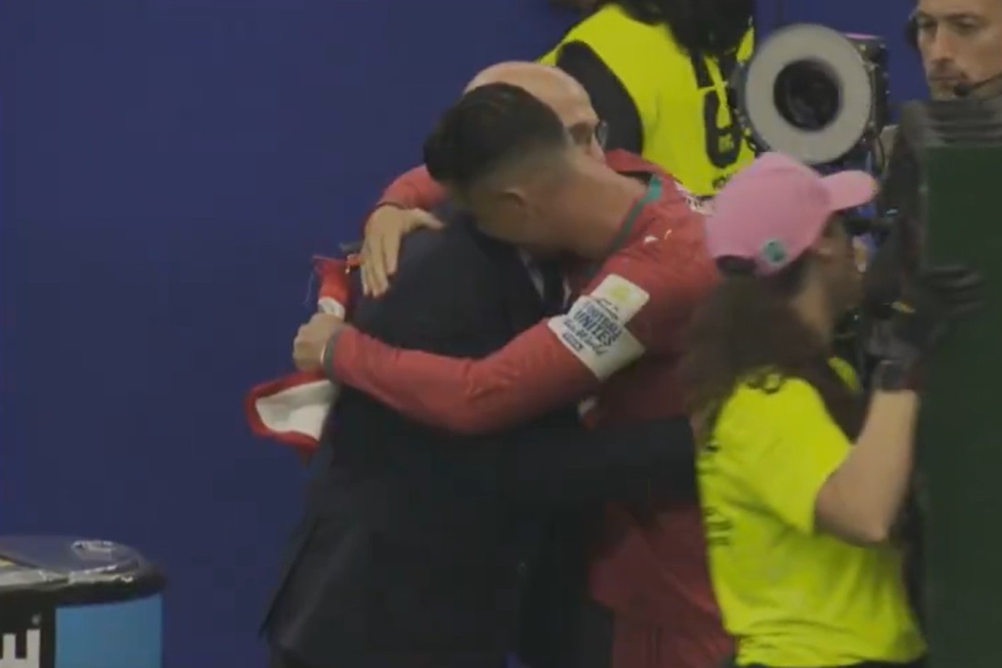 Cristiano abraza a De la Fuente en la previa.