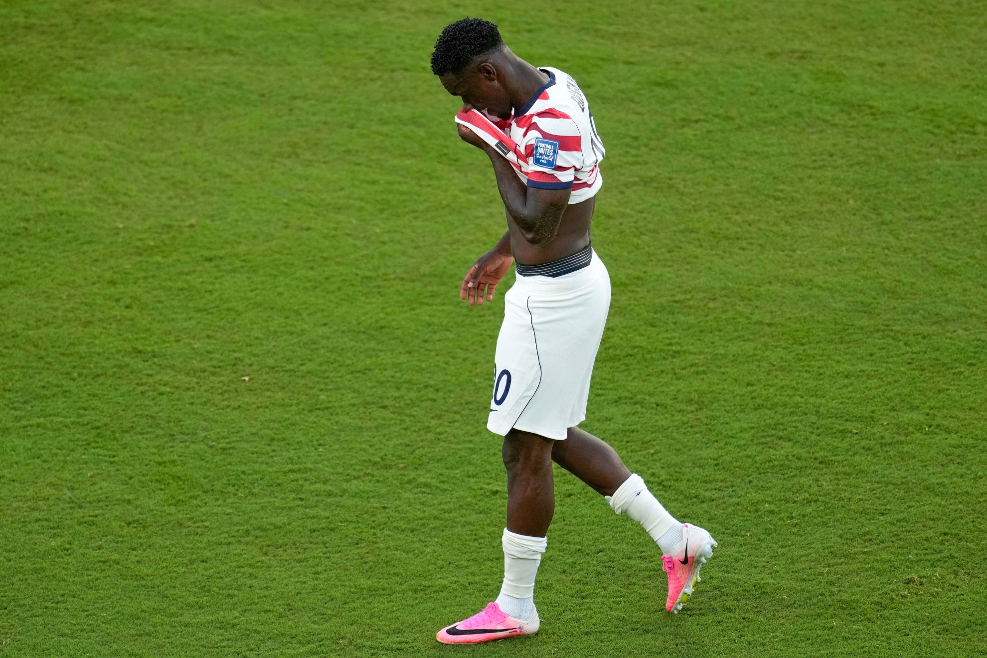 Balogun, tras ser expulsado ante Bosnia.