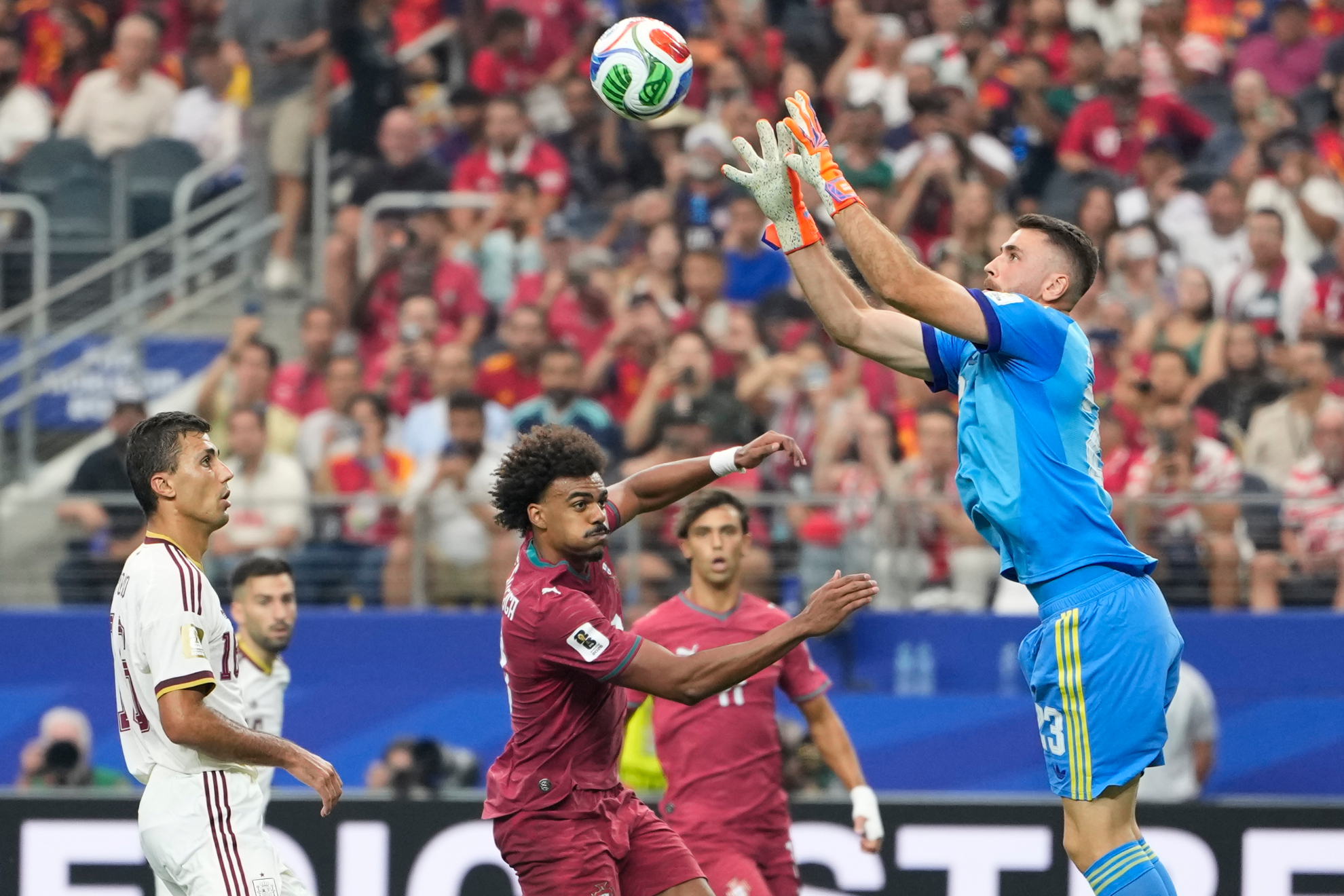 Unai sale para atrapar un balón colgado a su área.