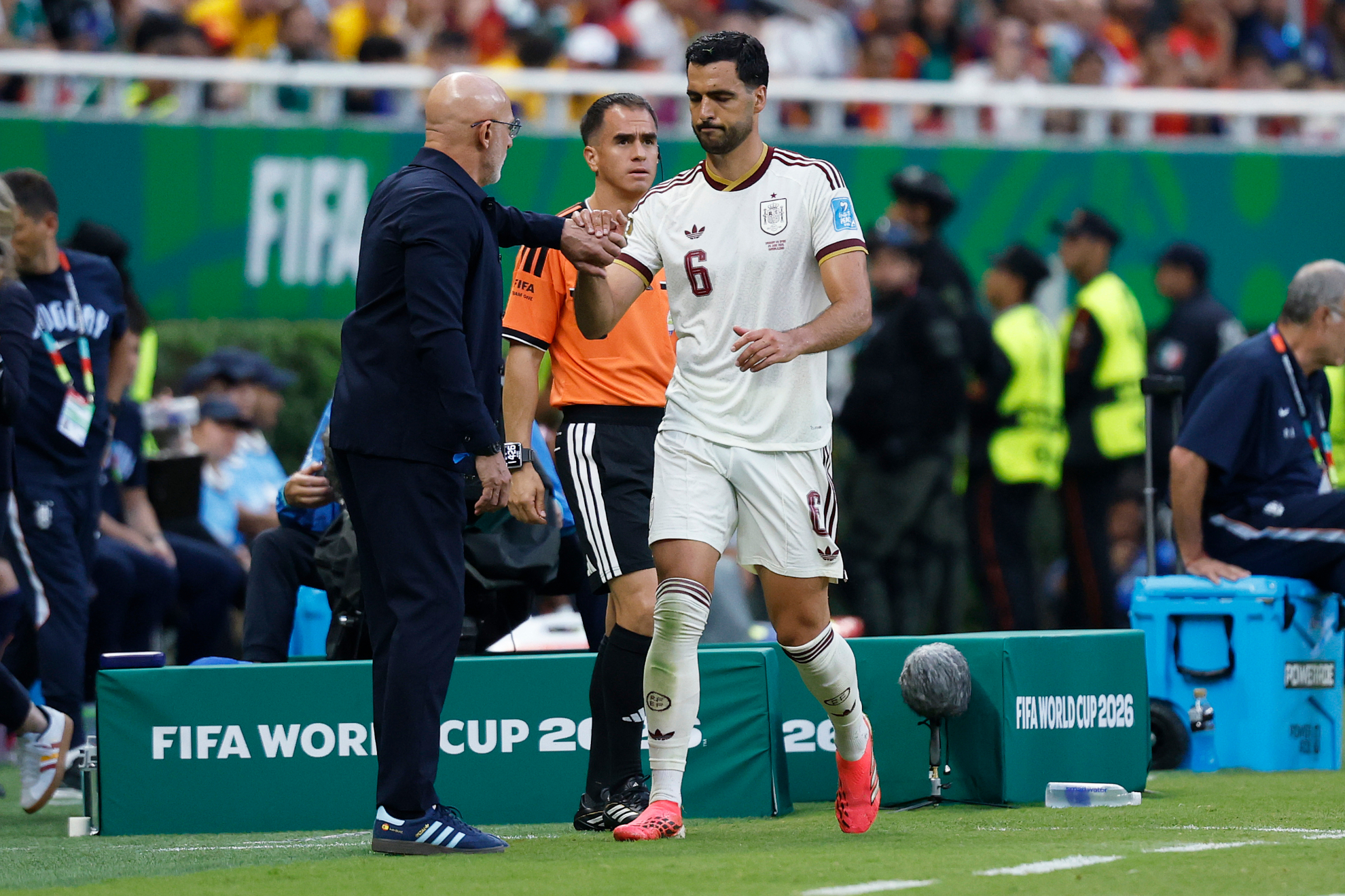Luis de la Fuente y Mikel Merino, poco antes de la entrada del navarro al campo ante Portugal.