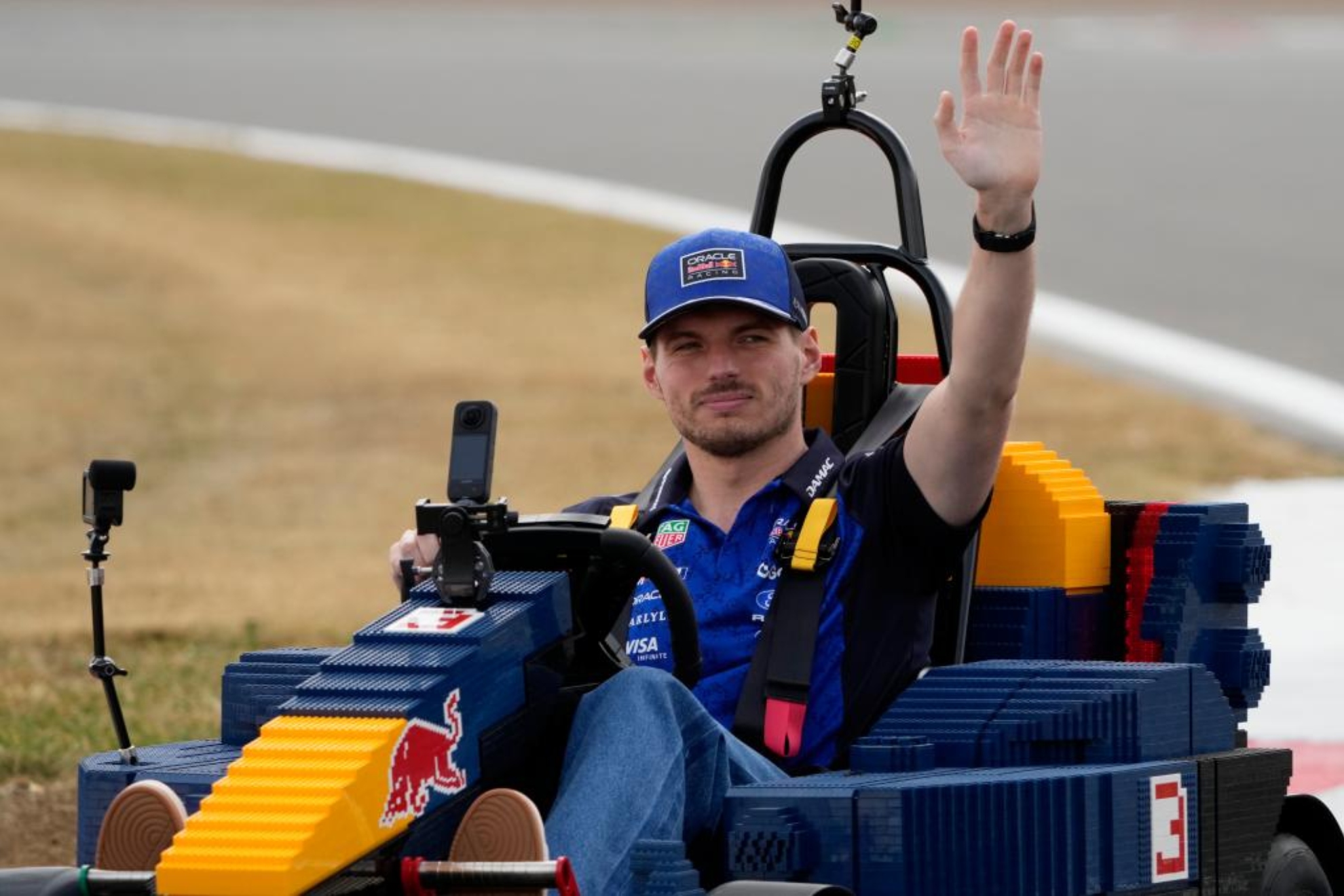 Verstappen saluda en la carrera de Lego.