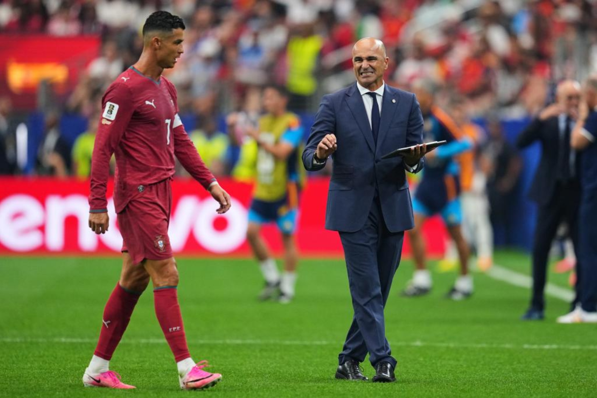 Roberto Martínez, junto a Cristiano Ronaldo, en un momento del encuentro ante España.