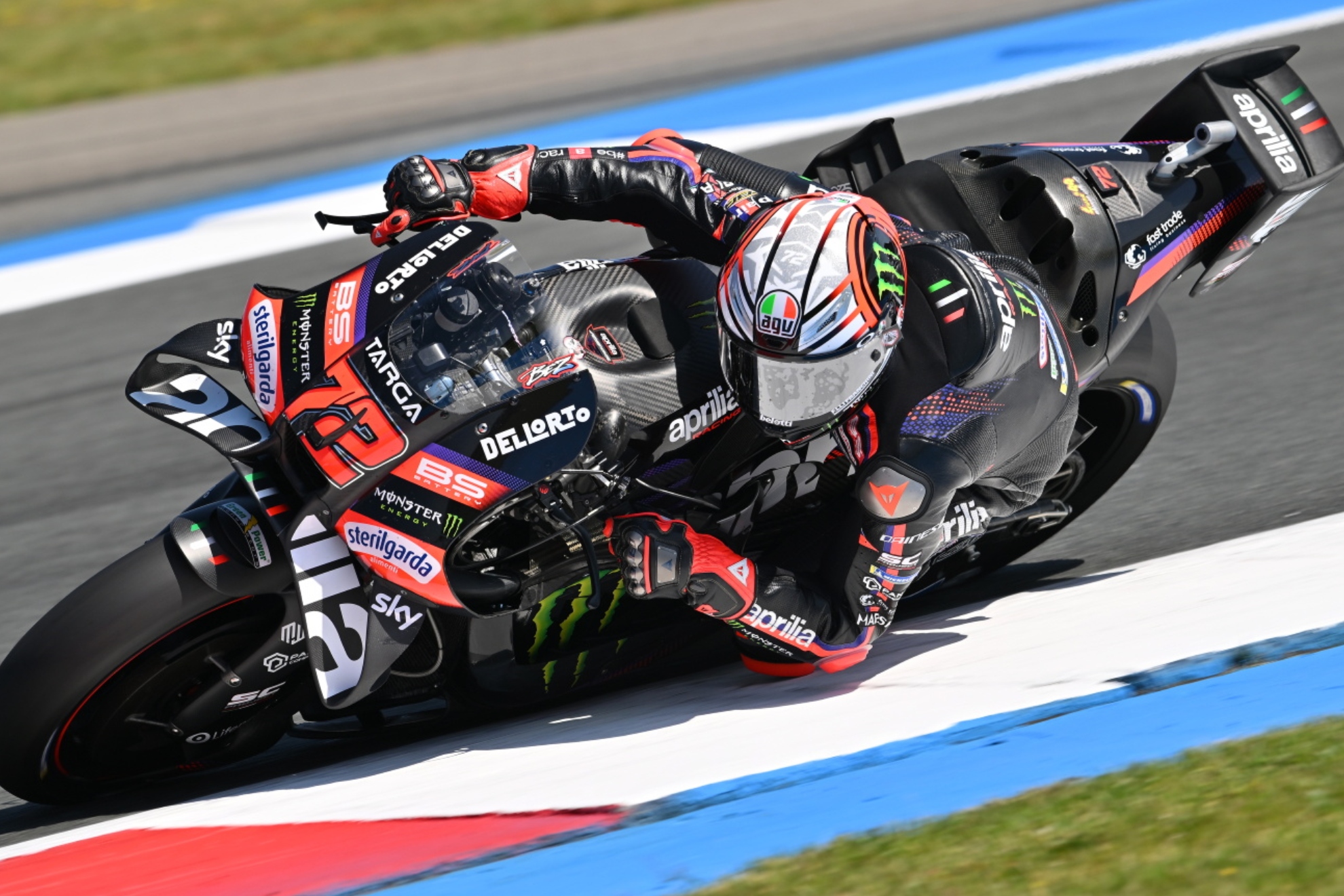 Bezzecchi toma una curva con su RS-GP. MICHELIN