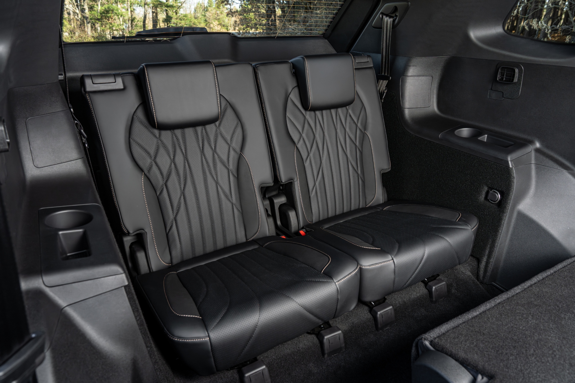 The rear seats cost 850 euros extra.