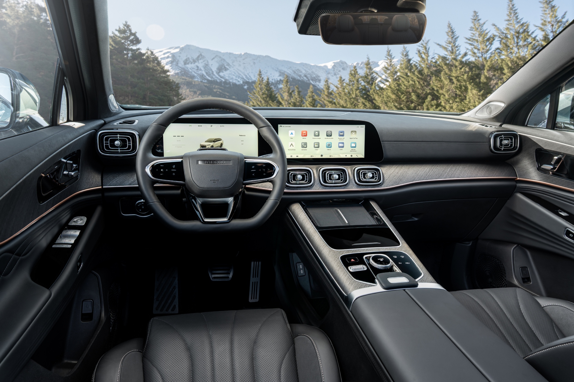 The interior stands out for its really solid and quality construction.