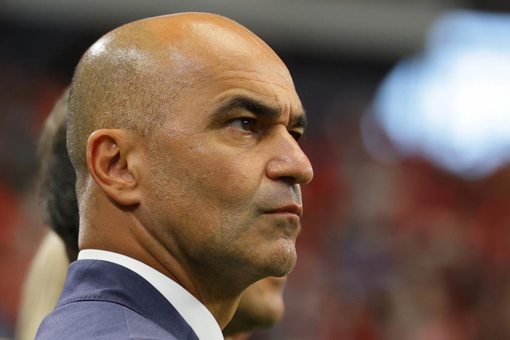 Roberto Martínez observa el partido ante España.