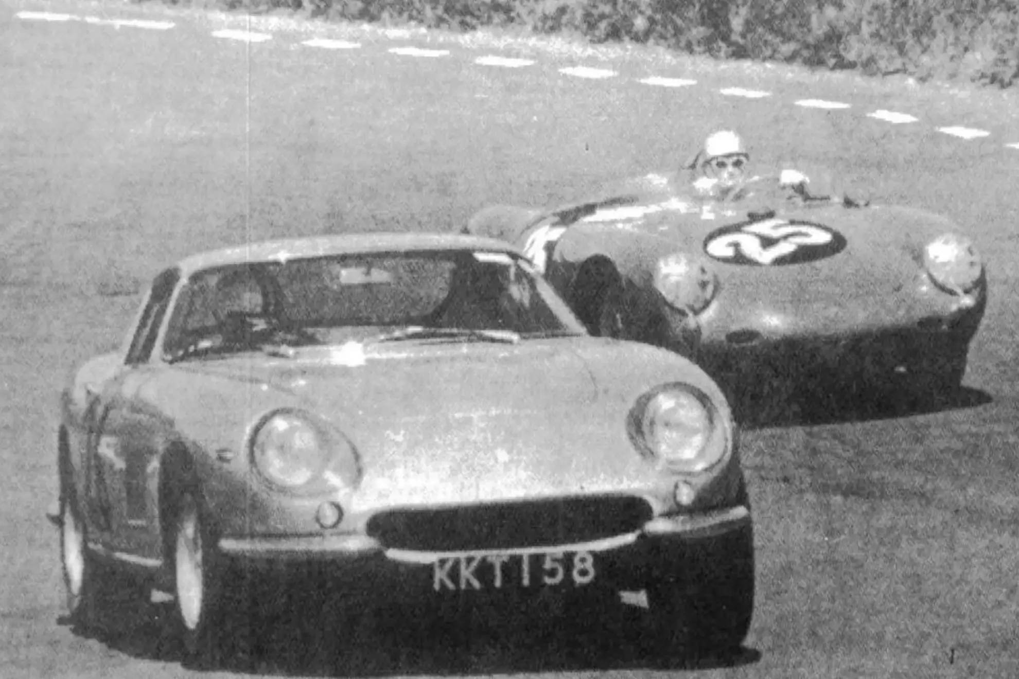 El coche, participando en una carrera en Kenia.