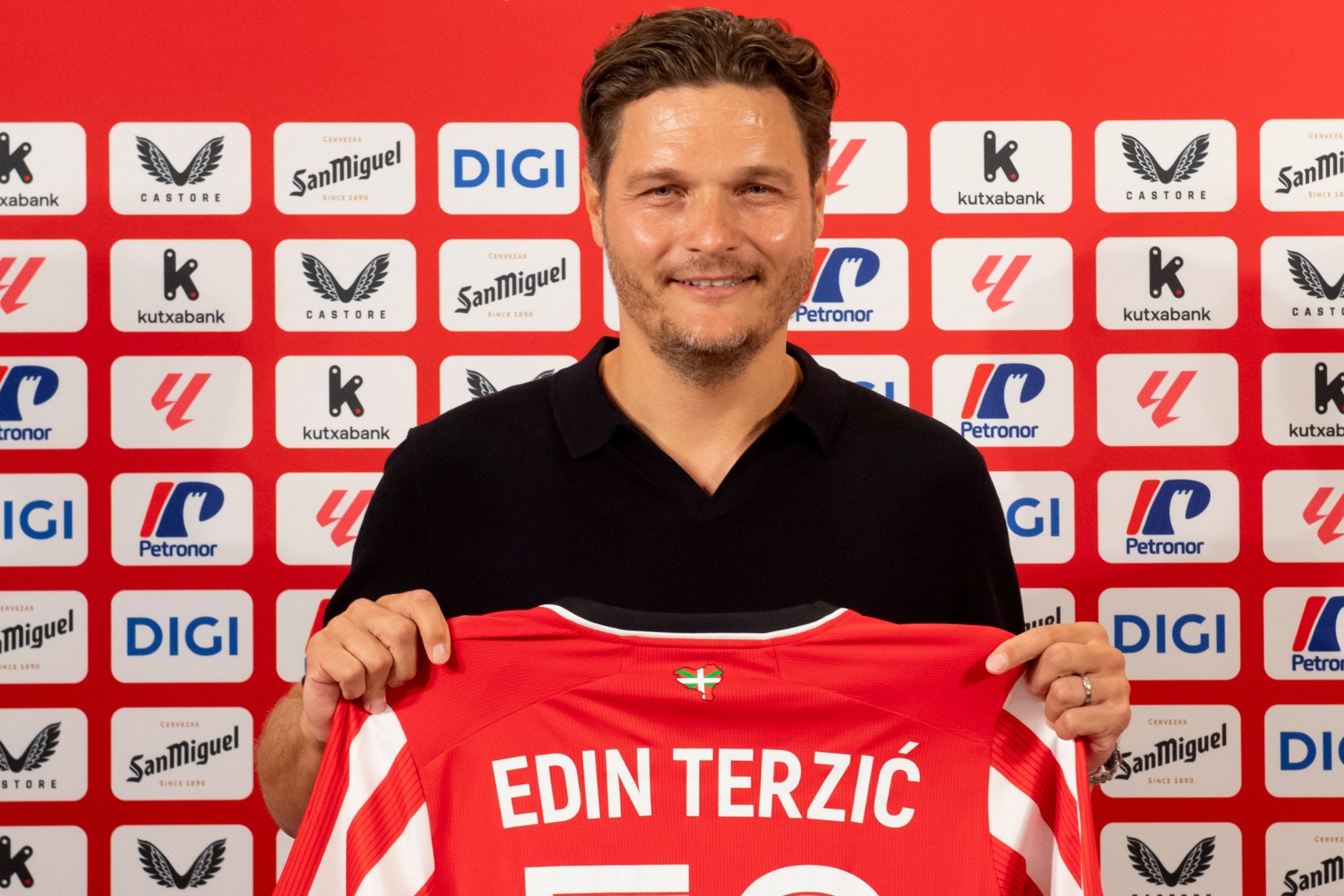 Terzic posa con la camiseta del Athletic durante su presentación.