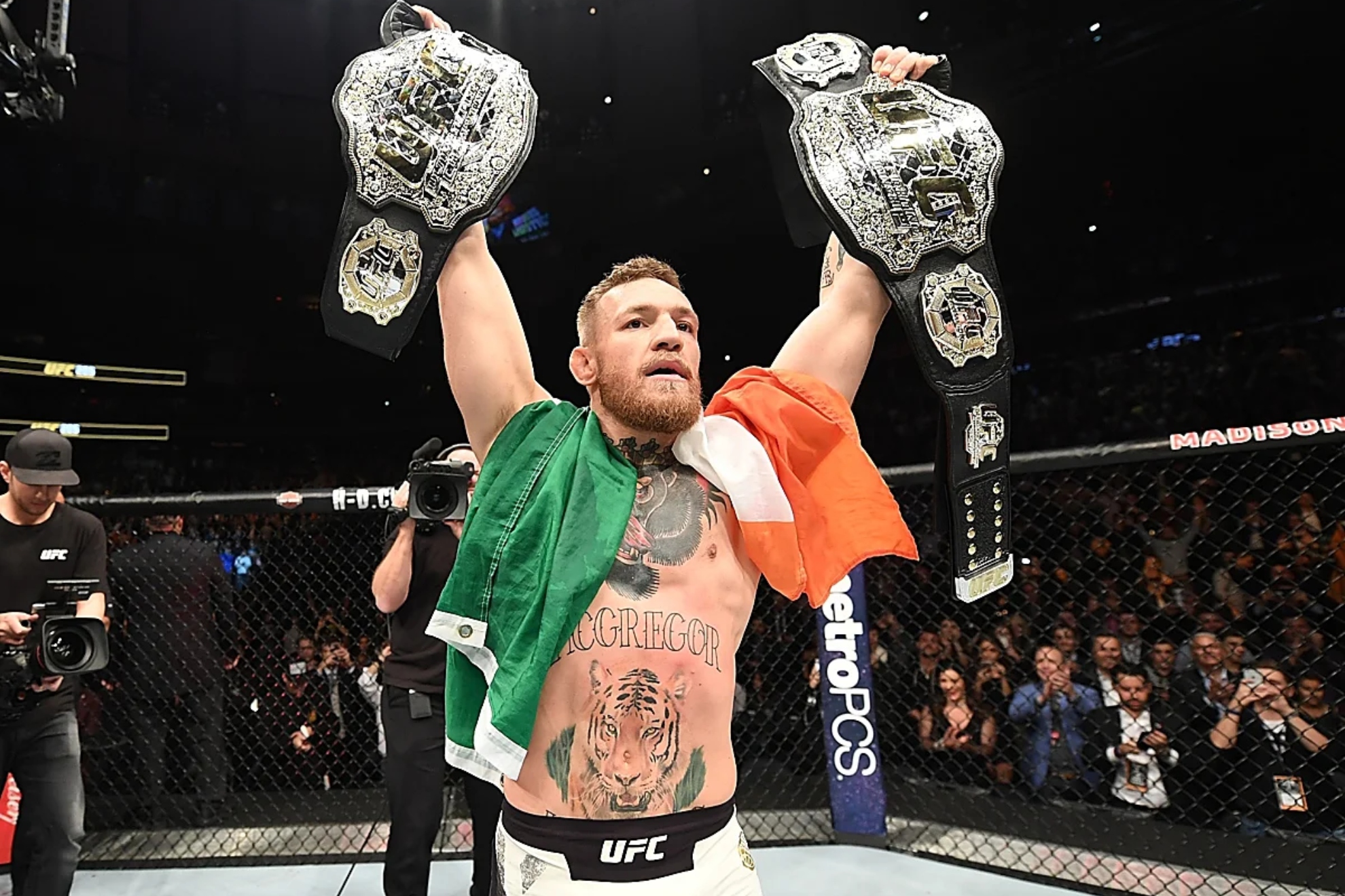 Conor McGregor, cuando era doble campeón simultáneo de la UFC.
