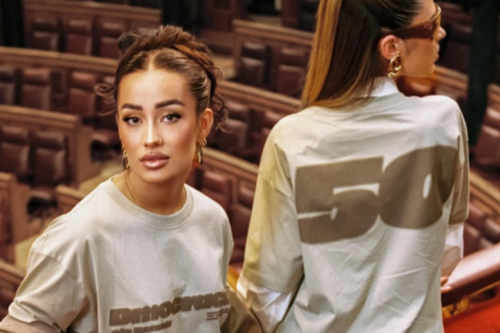 Sara Fructuoso y Marina Rivers, encargadas de promocionar la marca de ropa del Gobierno
