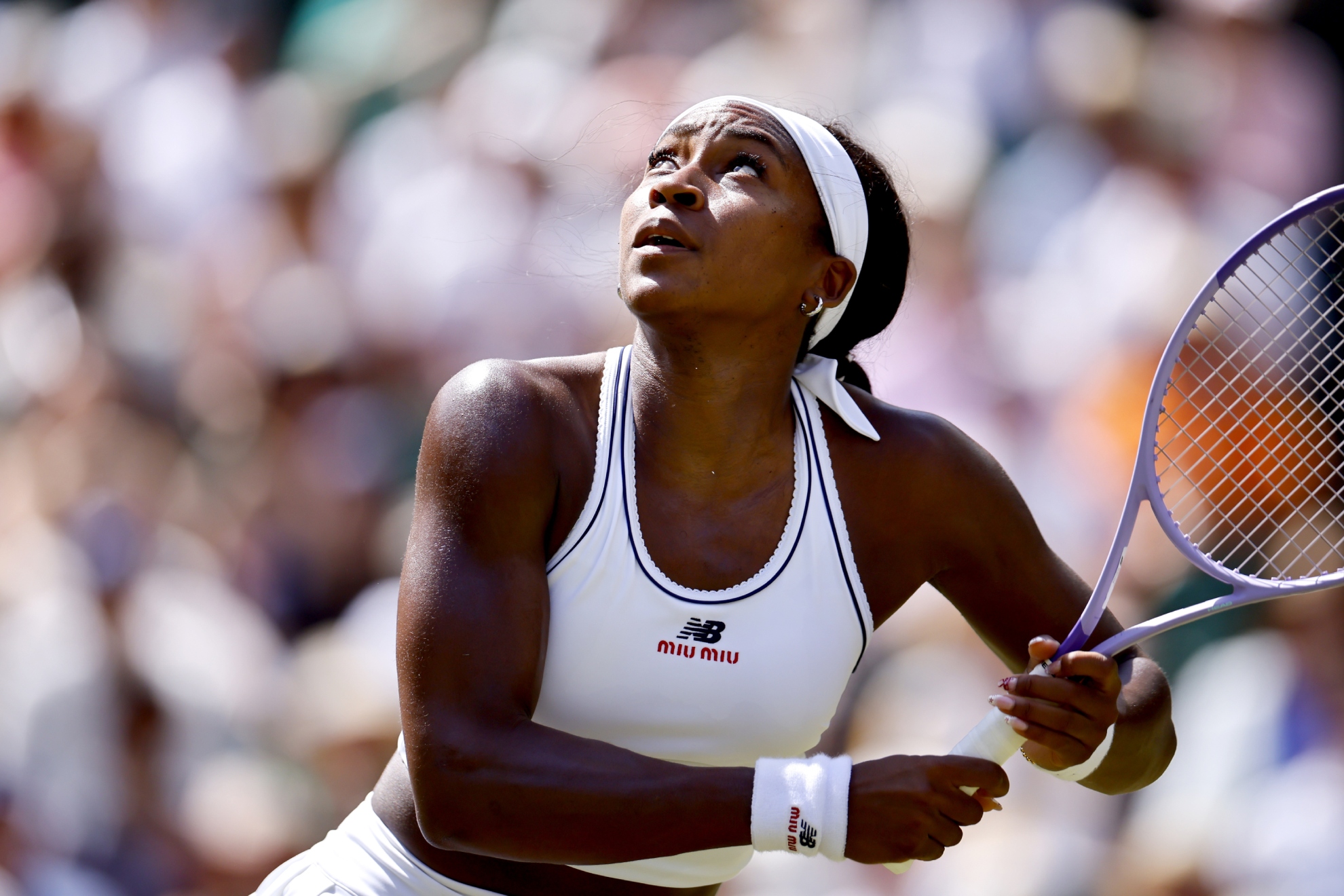 Gauff mira fijamente a una pelota.