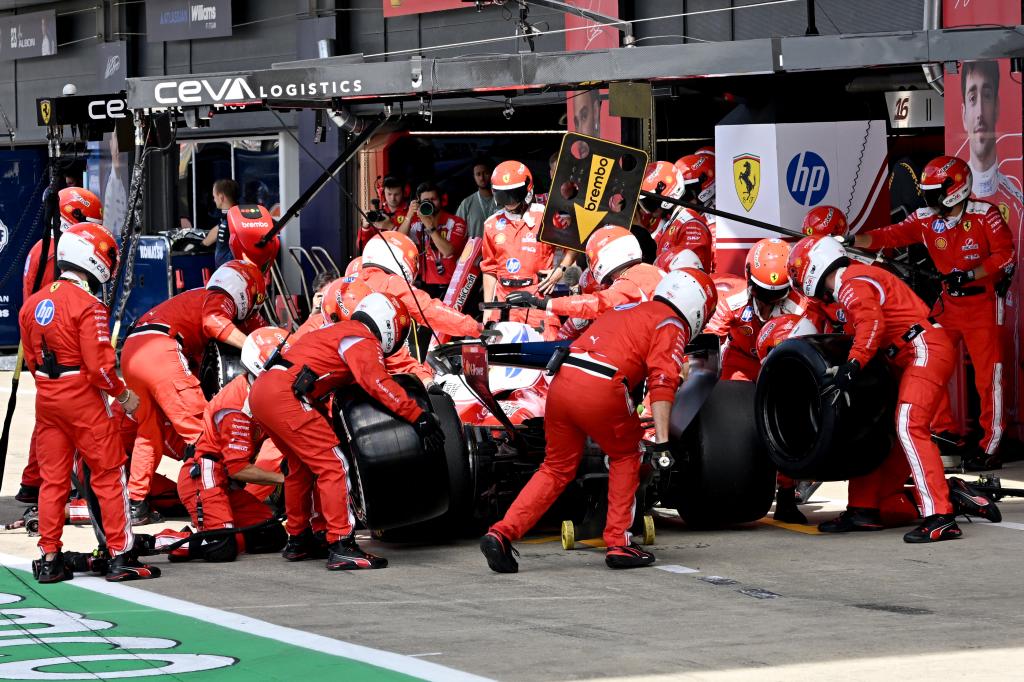 Leclerc, en una parada en boxes con el SF-26 que está ya en Madring.