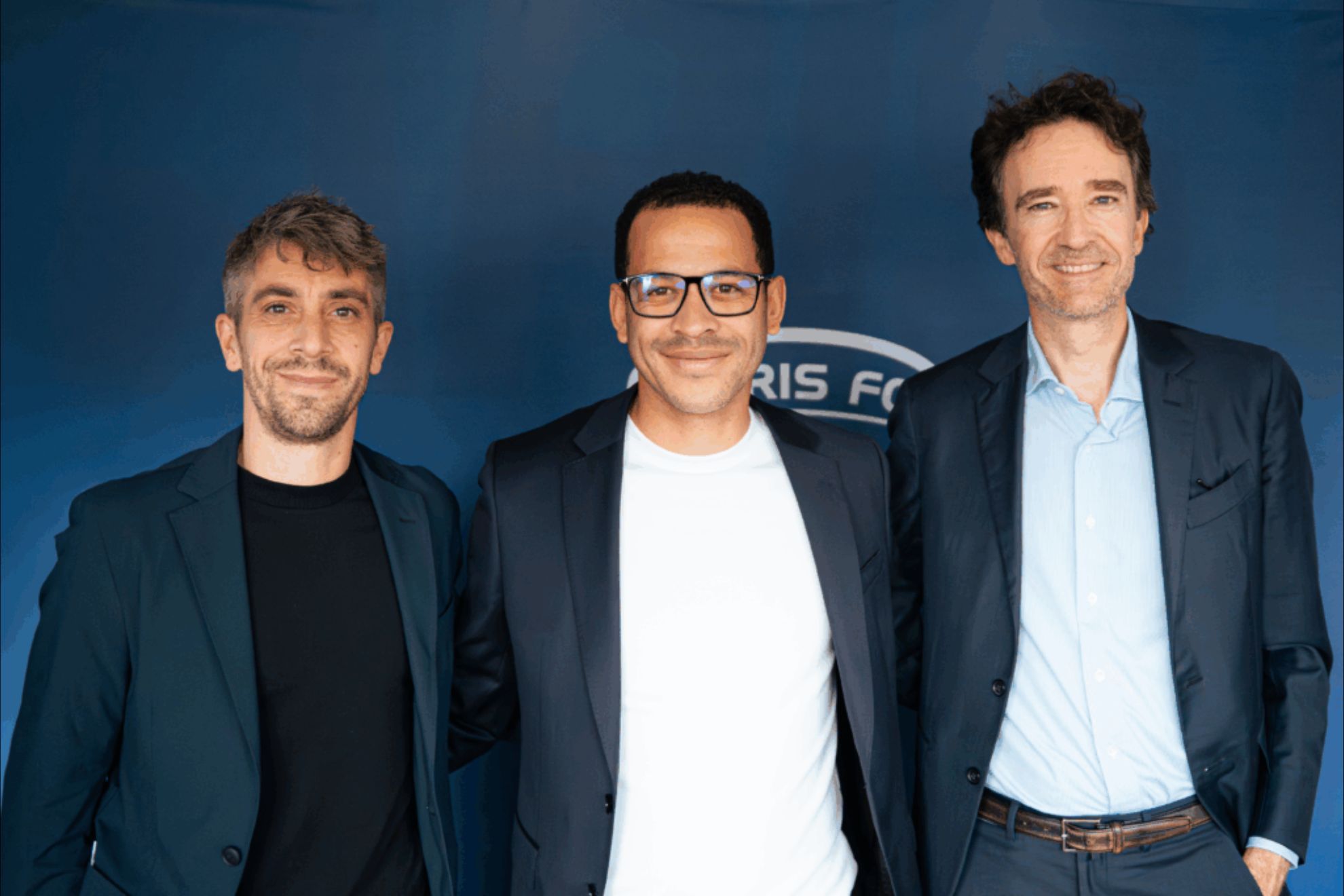 Liam Rosenior posa como nuevo entrenador del París FC