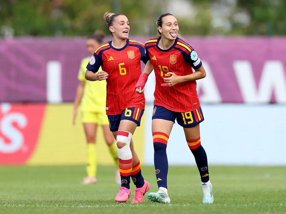 Irune Dorado y Alba Cerrato celebran el primer gol de España ante Suecia