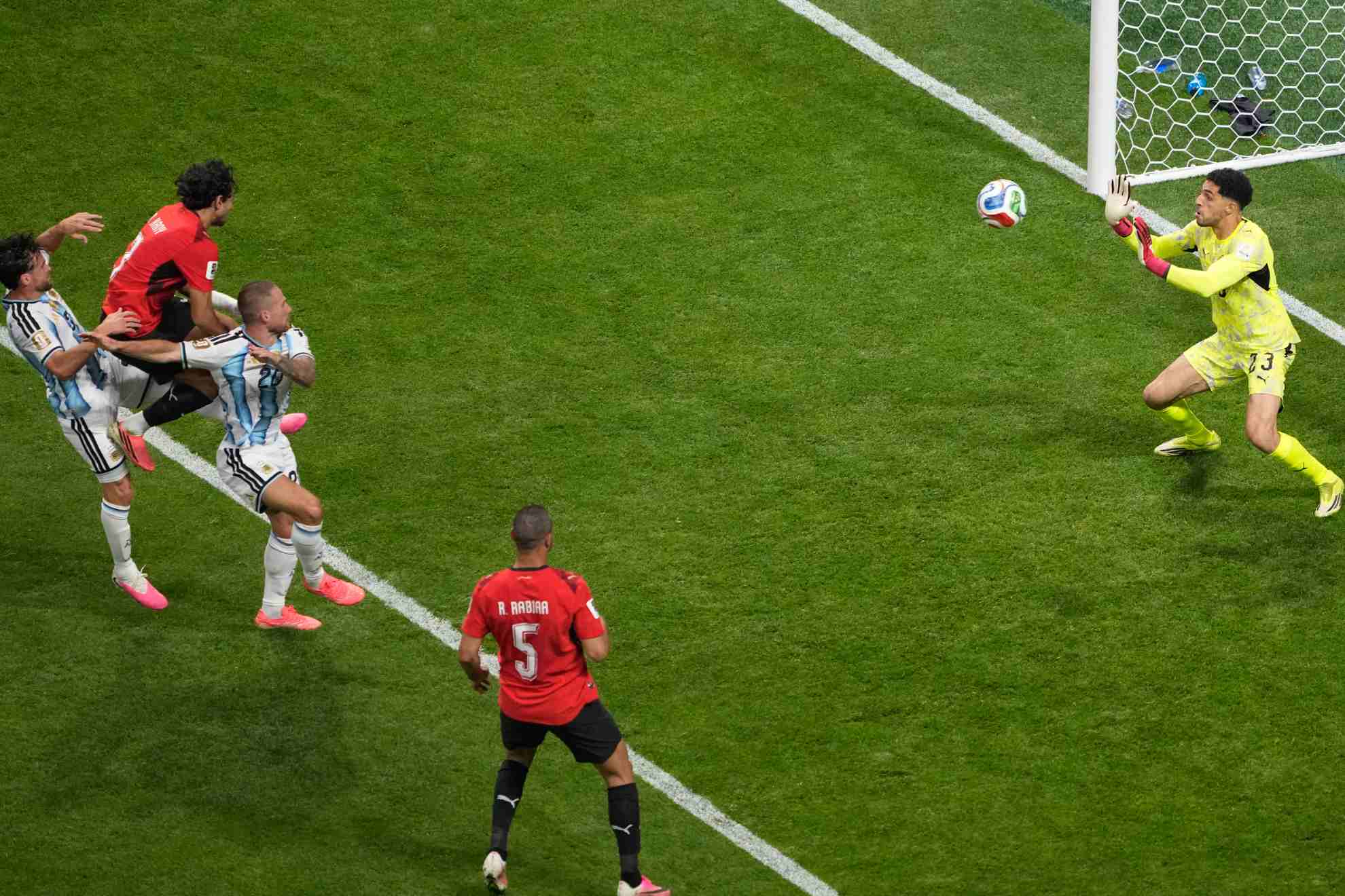 Shobeir detiene el cabezazo de Mac Allister