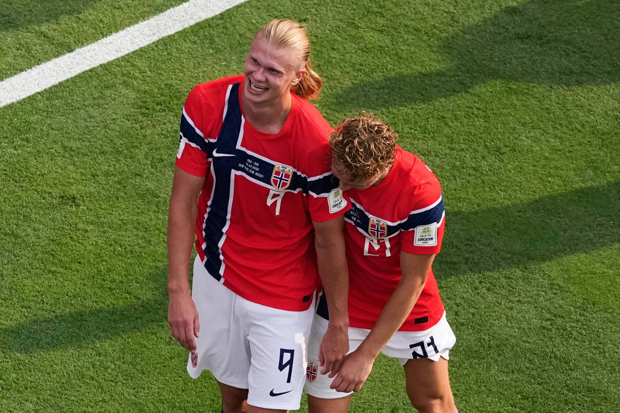 Haaland y Schjelderup celebran el pase a cuartos tras eliminar a Brasil.