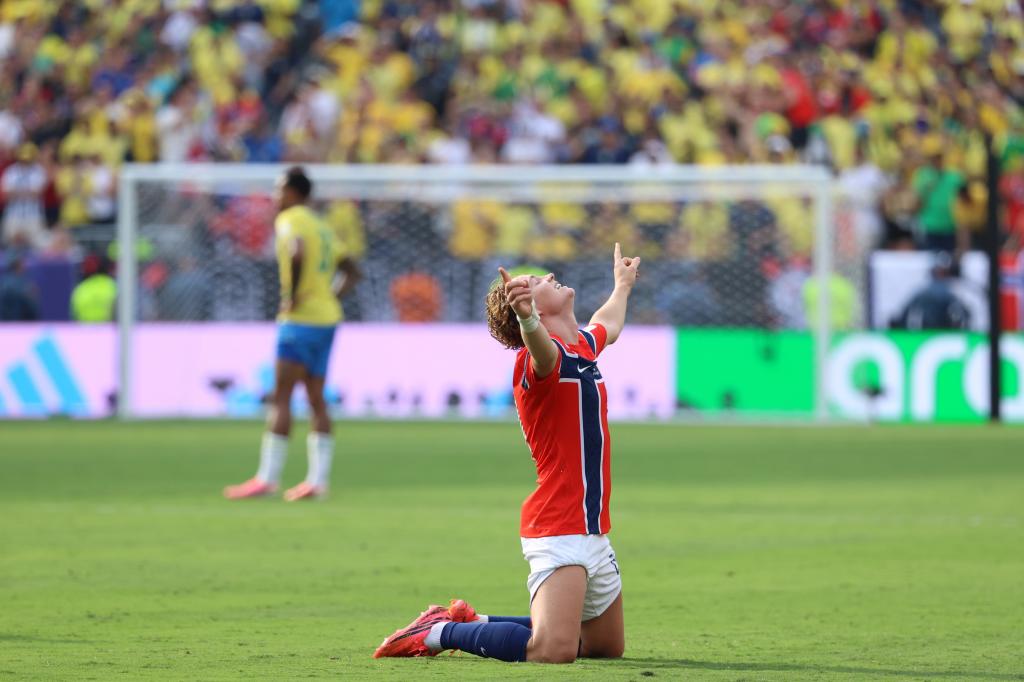 Andreas Schjelderup celebra el pase a los cuartos de final del Mundial.