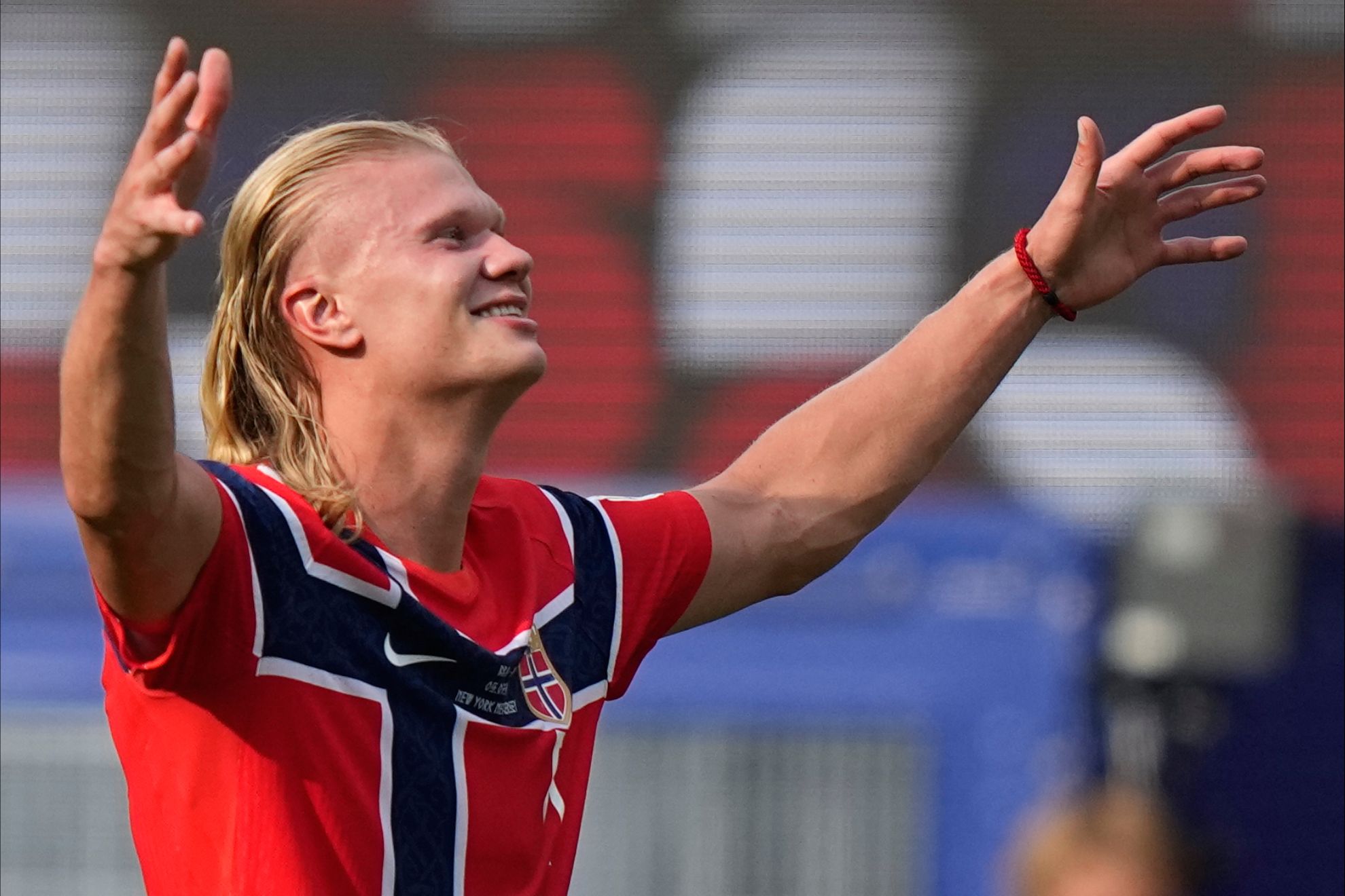 Erling Haaland celebra uno de sus goles contra Brasil