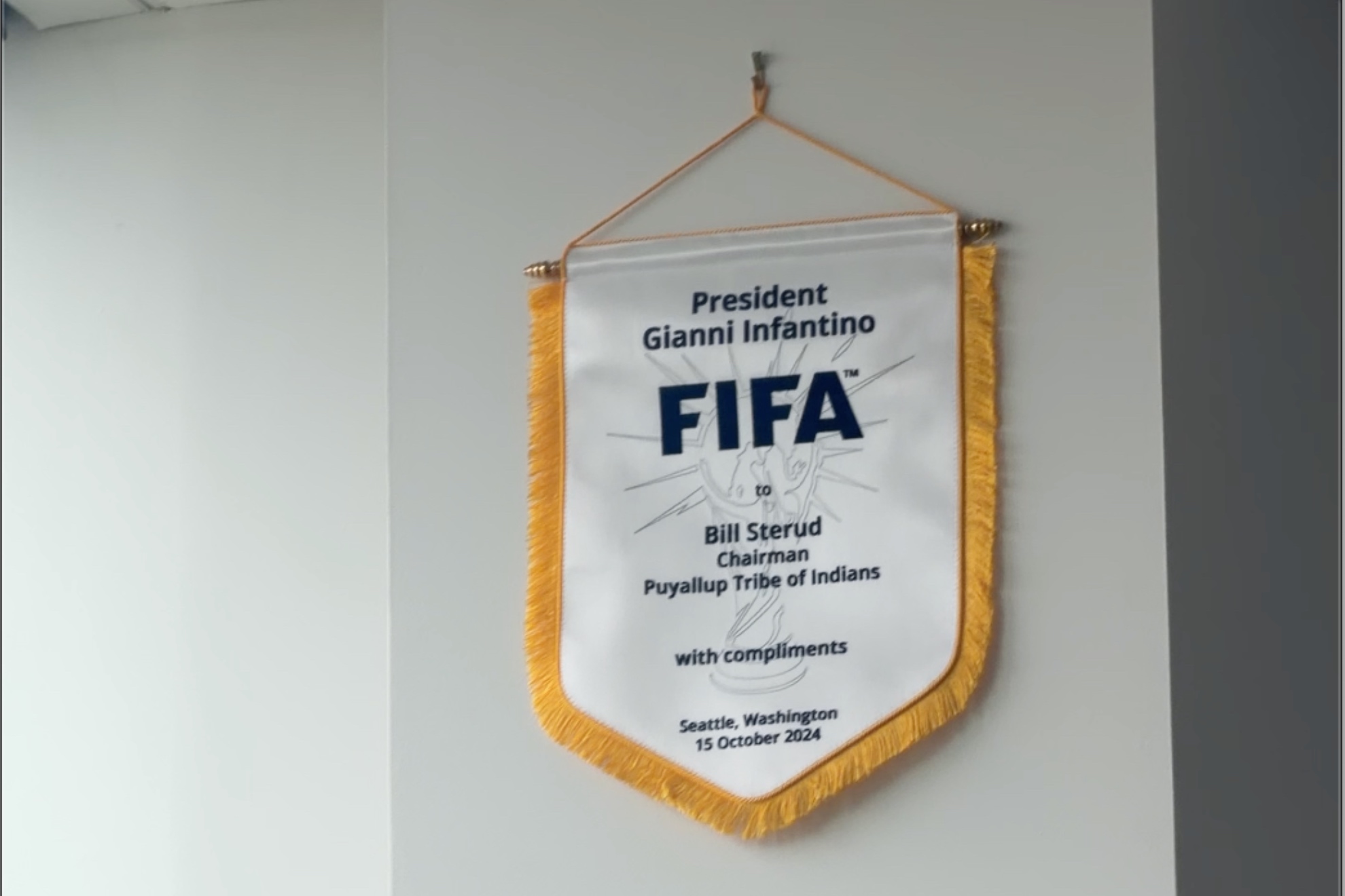 Banderín de Infantino en el despacho del jefe tribal Puyallup