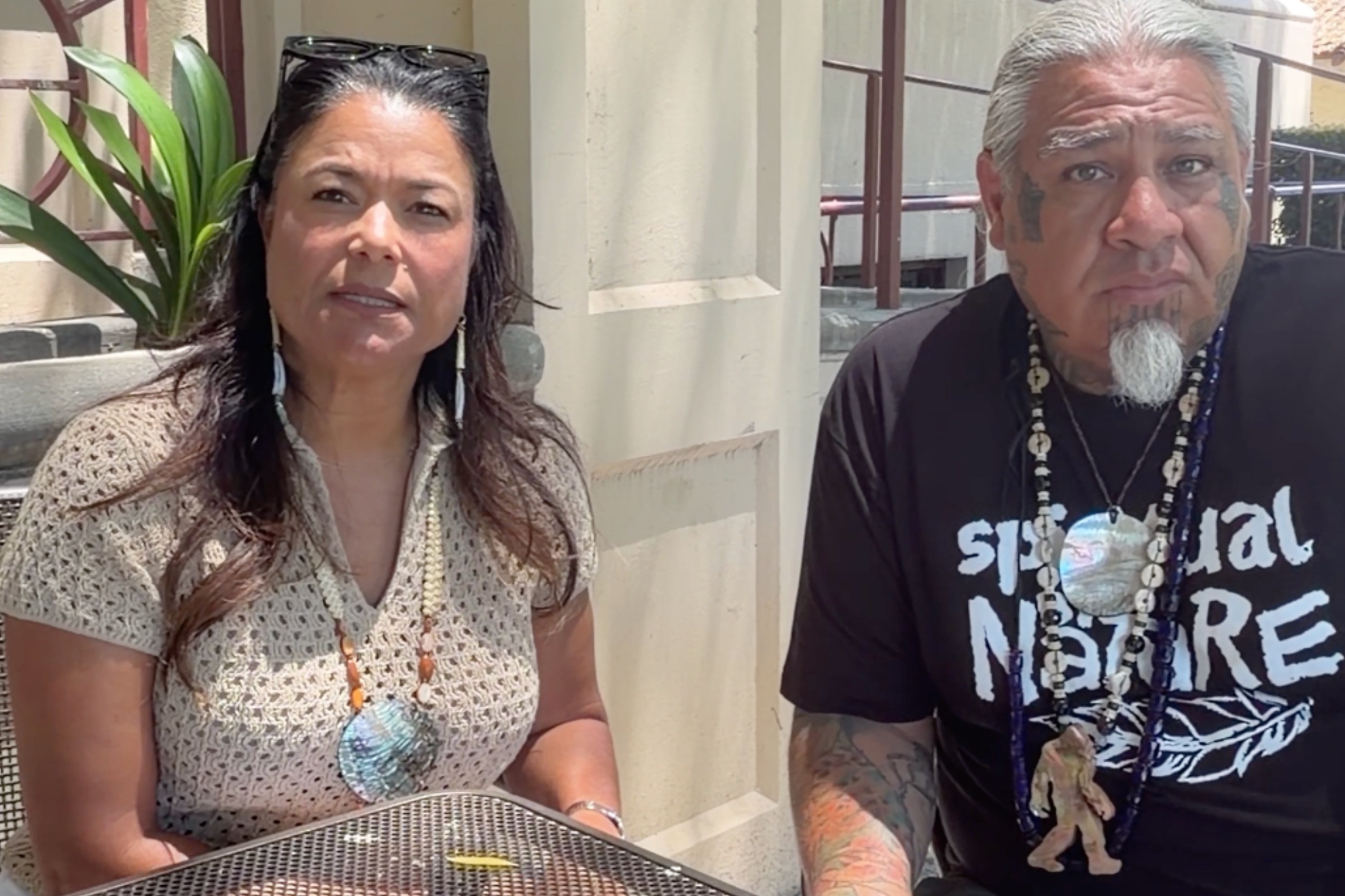 Charlene Nijmeh y Joseph Iyolopixtli Torres, de la tribu Muwekma Ohlone