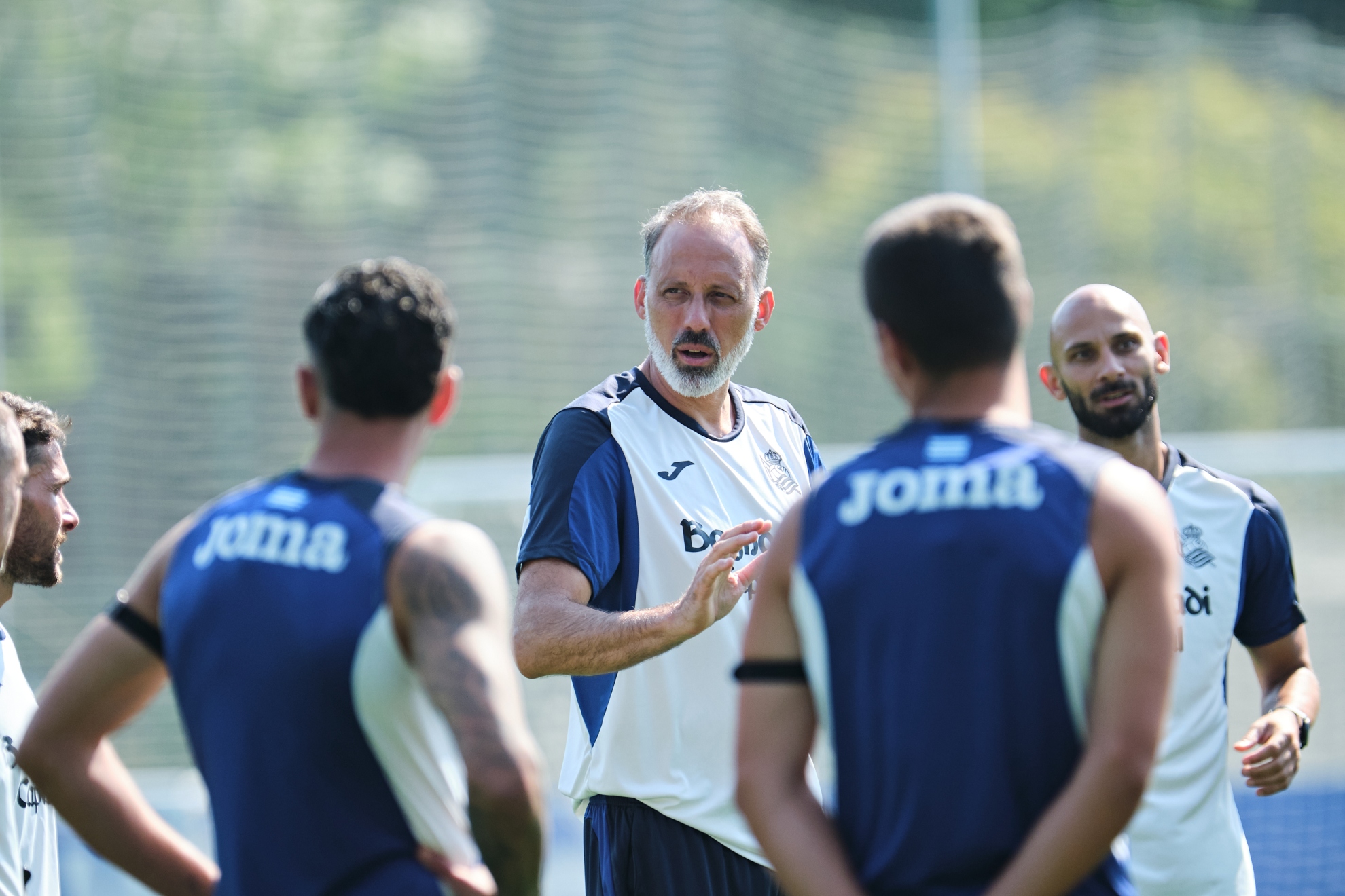 Pellegrino Matarazzo se dirige a sus futbolistas, en uno de los primeros ensayos de la pretemporada.