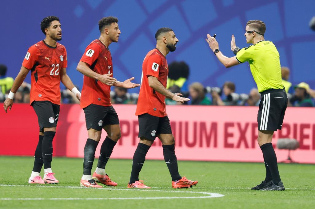 Mohamed Salah reclama al árbitro francés Francois Letexier durante el partido contra Argentina.