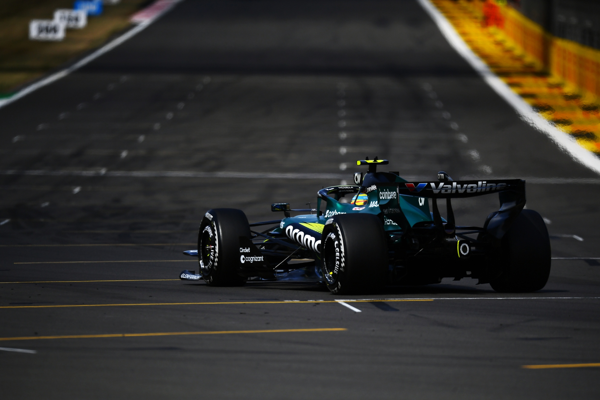 Alonso acelera su AMR26 en Silverstone.