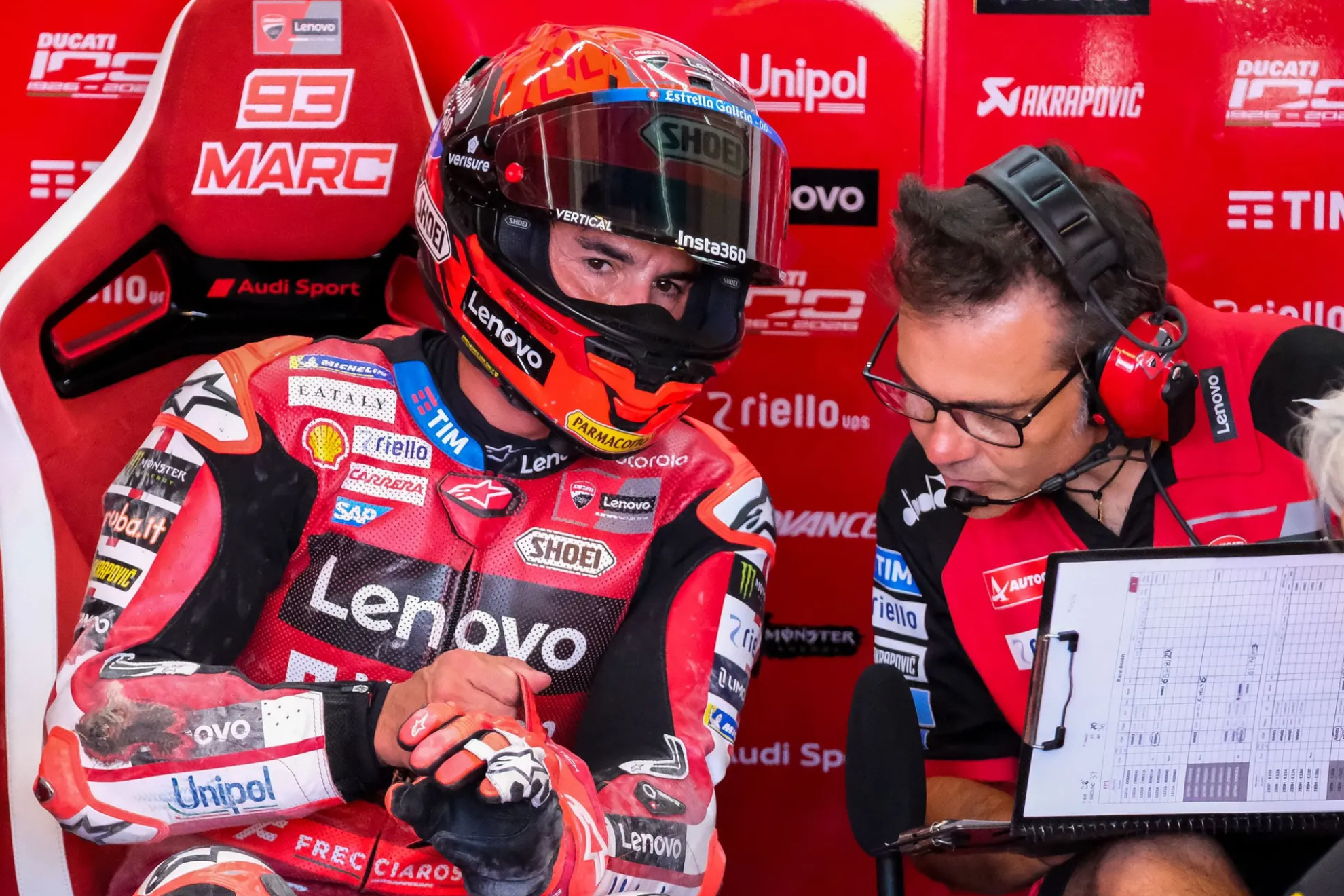 Marc Márquez, en su box, conversa con el ingeniero Marco Rigamonti. MOTOGP