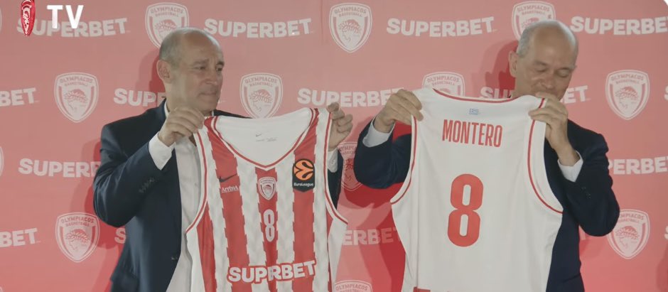 Los hermanos Angelopoulos enseñan la camiseta de Montero.