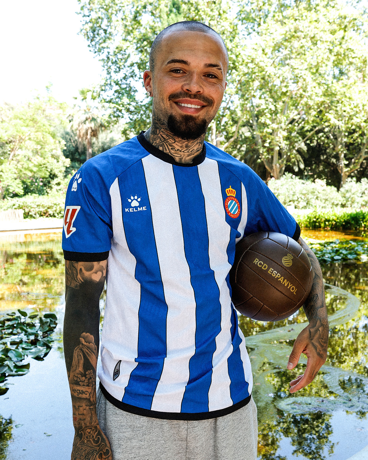 Quilindschy Hartman posa con la camiseta del Espanyol