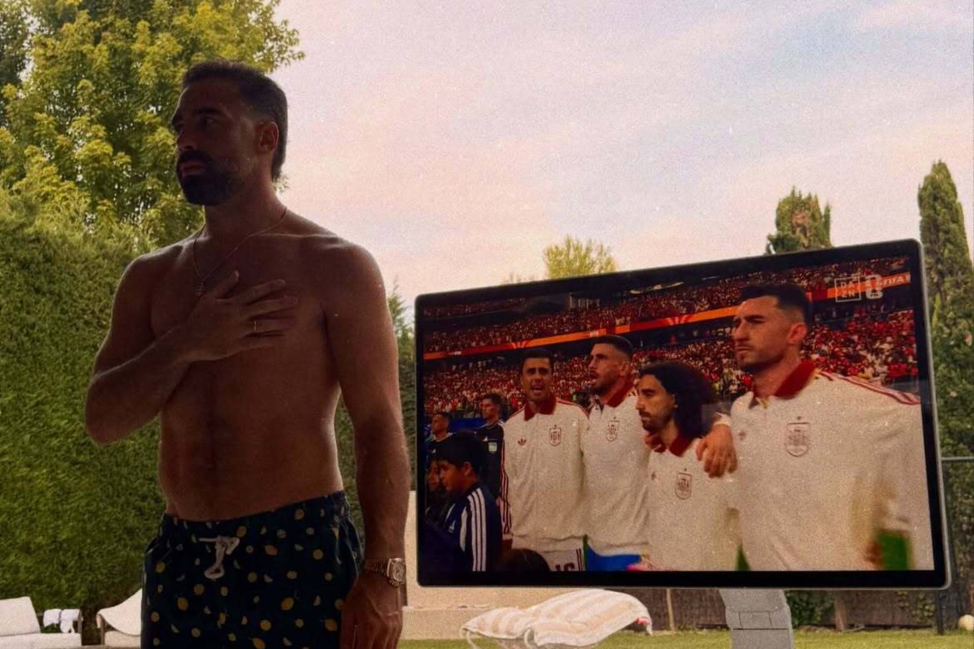 Carvajal, escuchando el himno de España