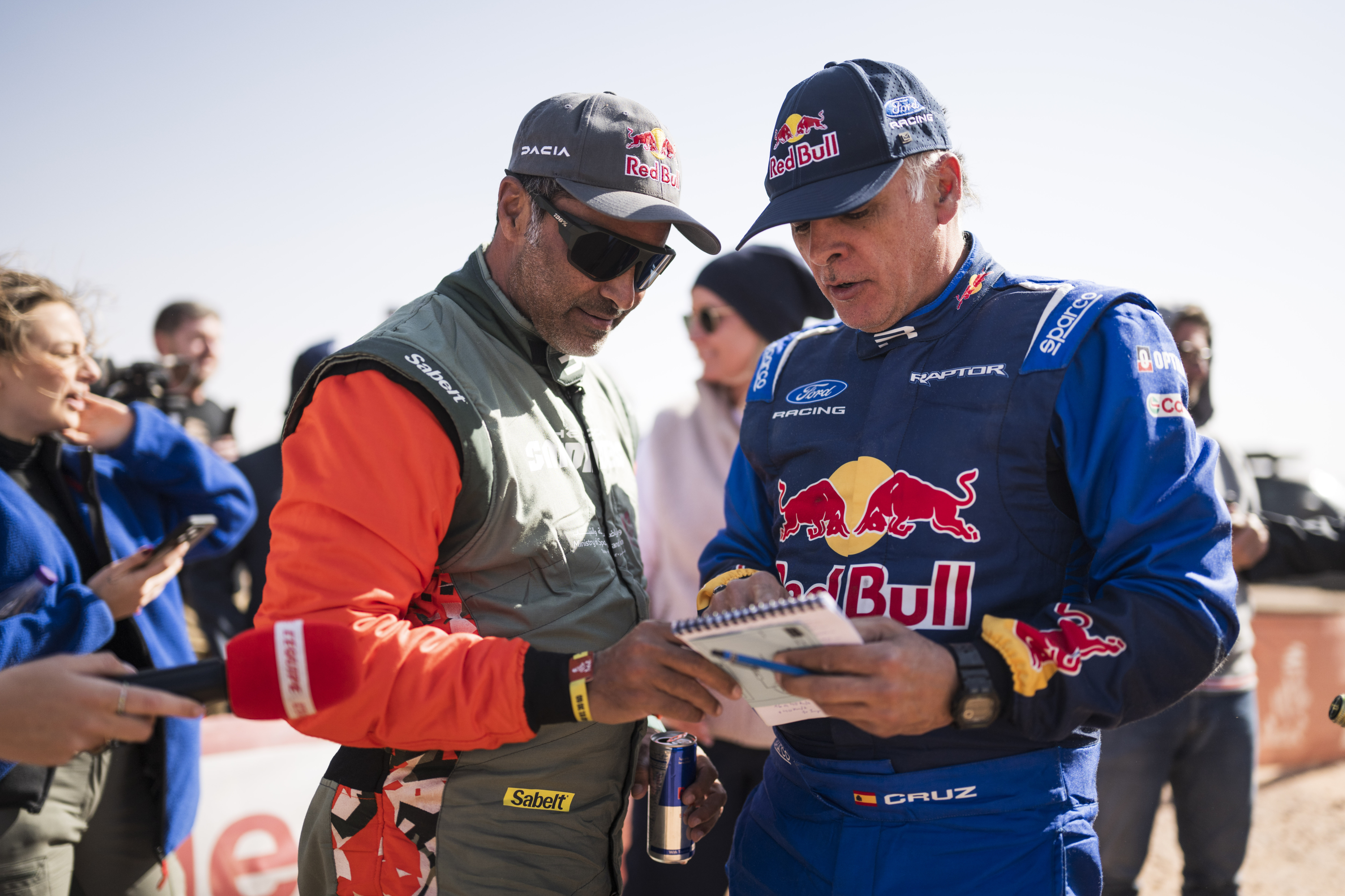Lucas Cruz, junto a Nasser Al-Attiyah (del que fue copiloto en su día), en el pasado Dakar.