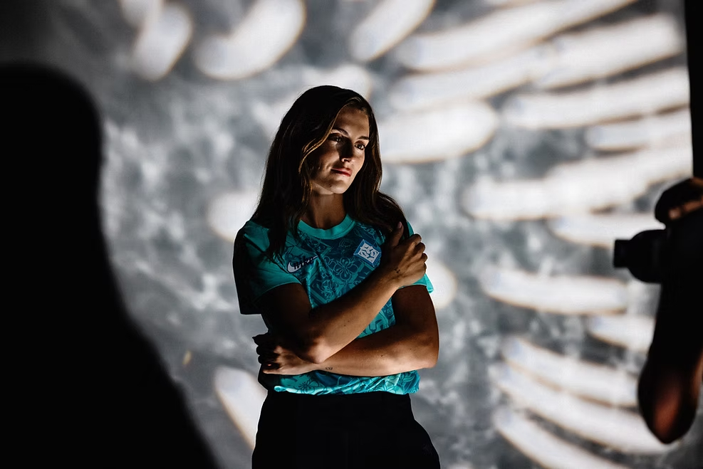 Alexia Putellas posa con la camiseta del London City Lionesses