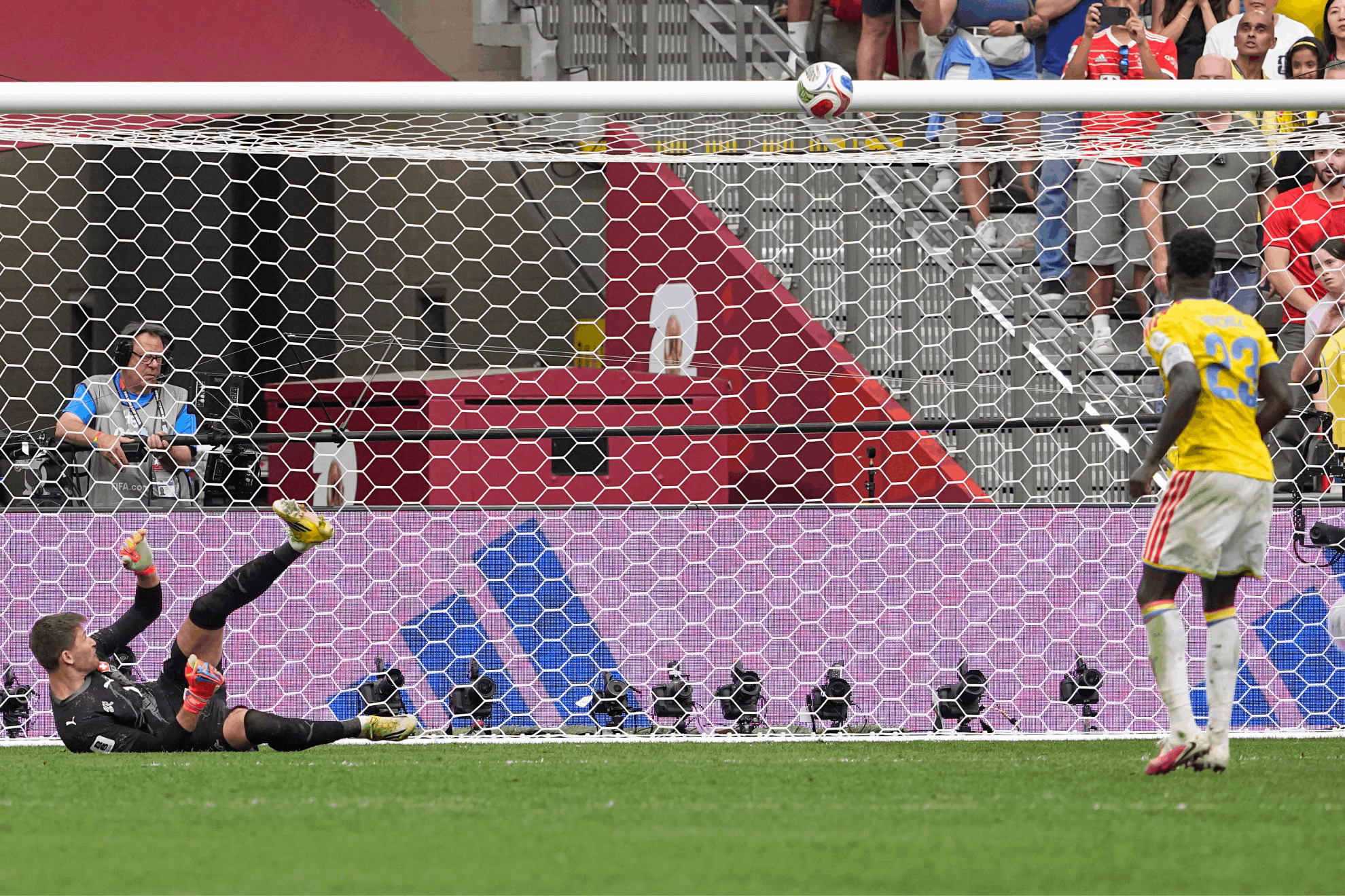Dávinson Sánchez falla su penalti contra Suiza