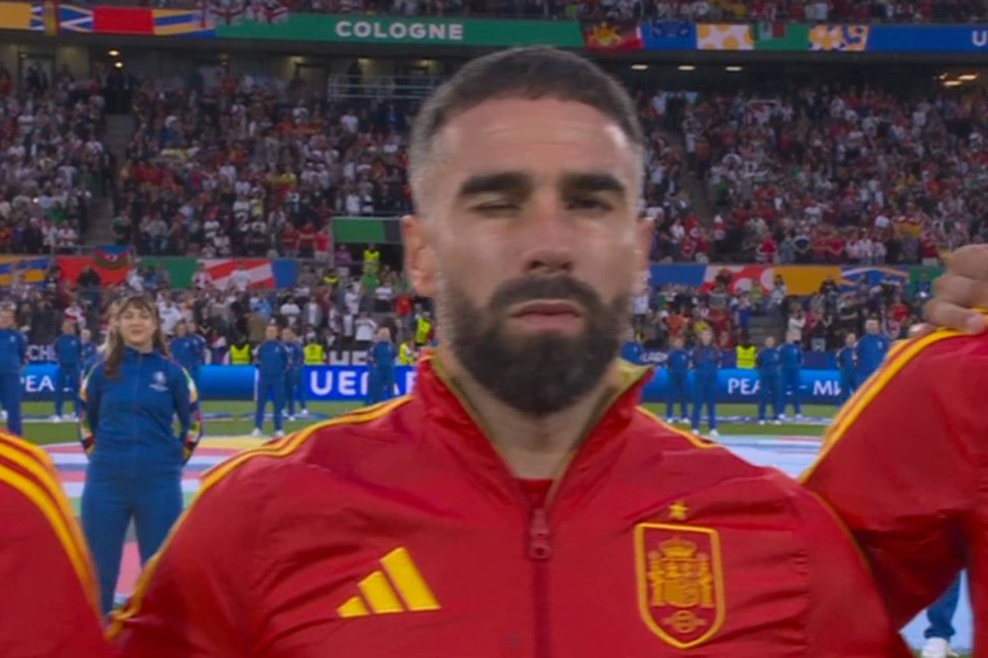 Carvajal guiñando el ojo durante el himno de España