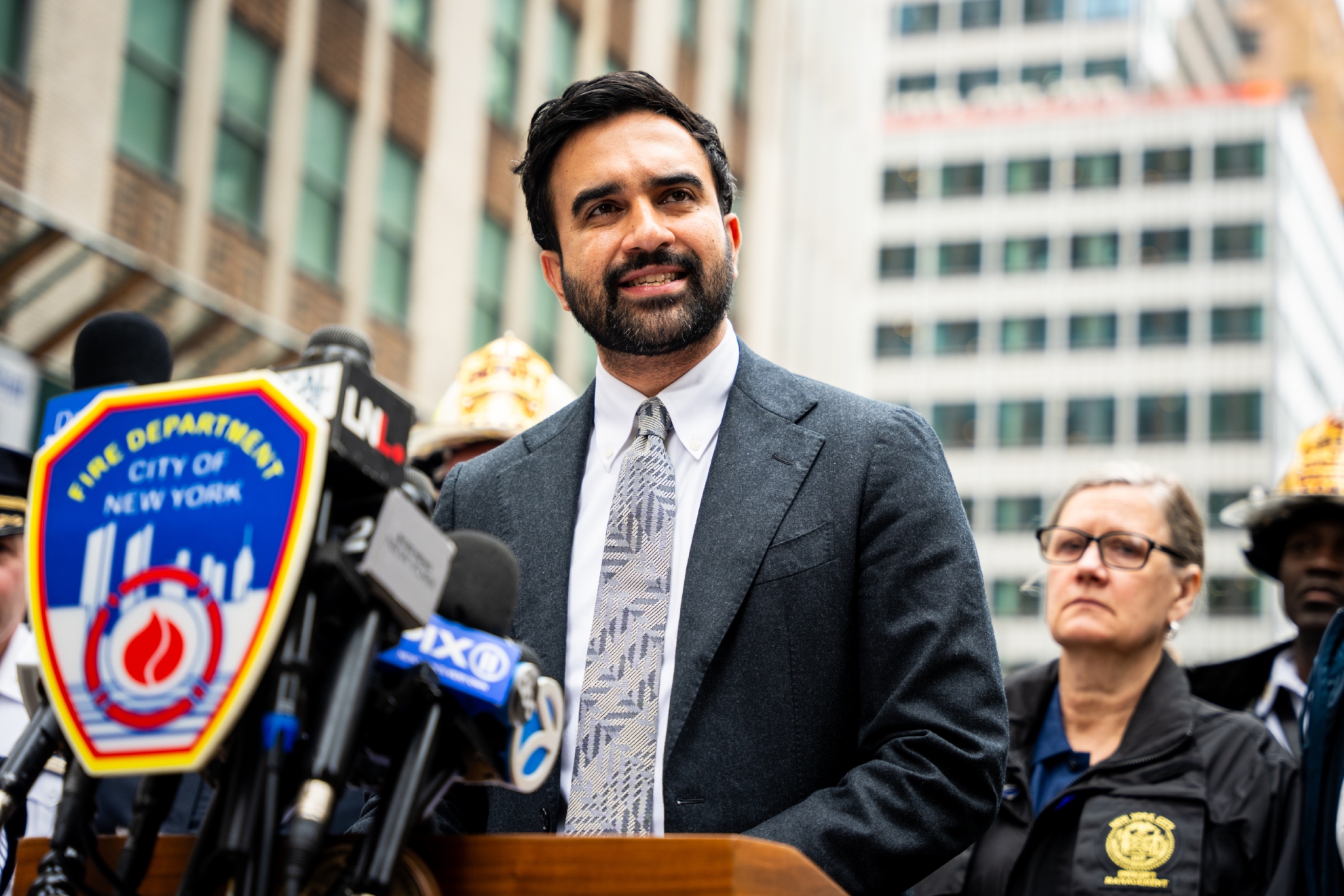 Zohran Mamdani habla sobre el edificio inestable de la calle 42 en el 235 de Nueva York. AP Photo/Angelina Katsanis