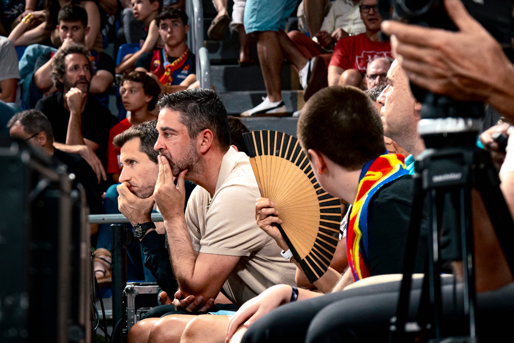 Juan Carlos Navarro y Mario Bruno Fernández, su mano derecha, durante un partido del Barça en el Palau.