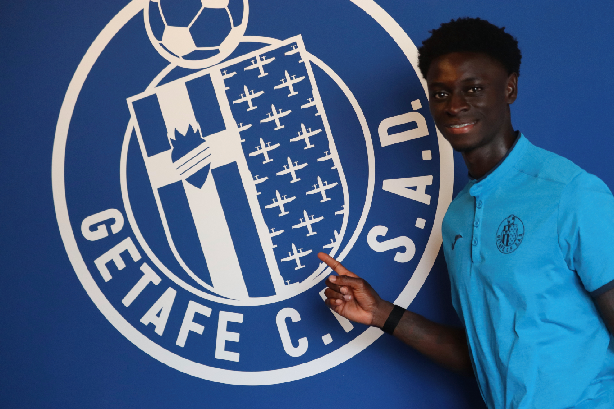 Coba posa con el escudo del Getafe
