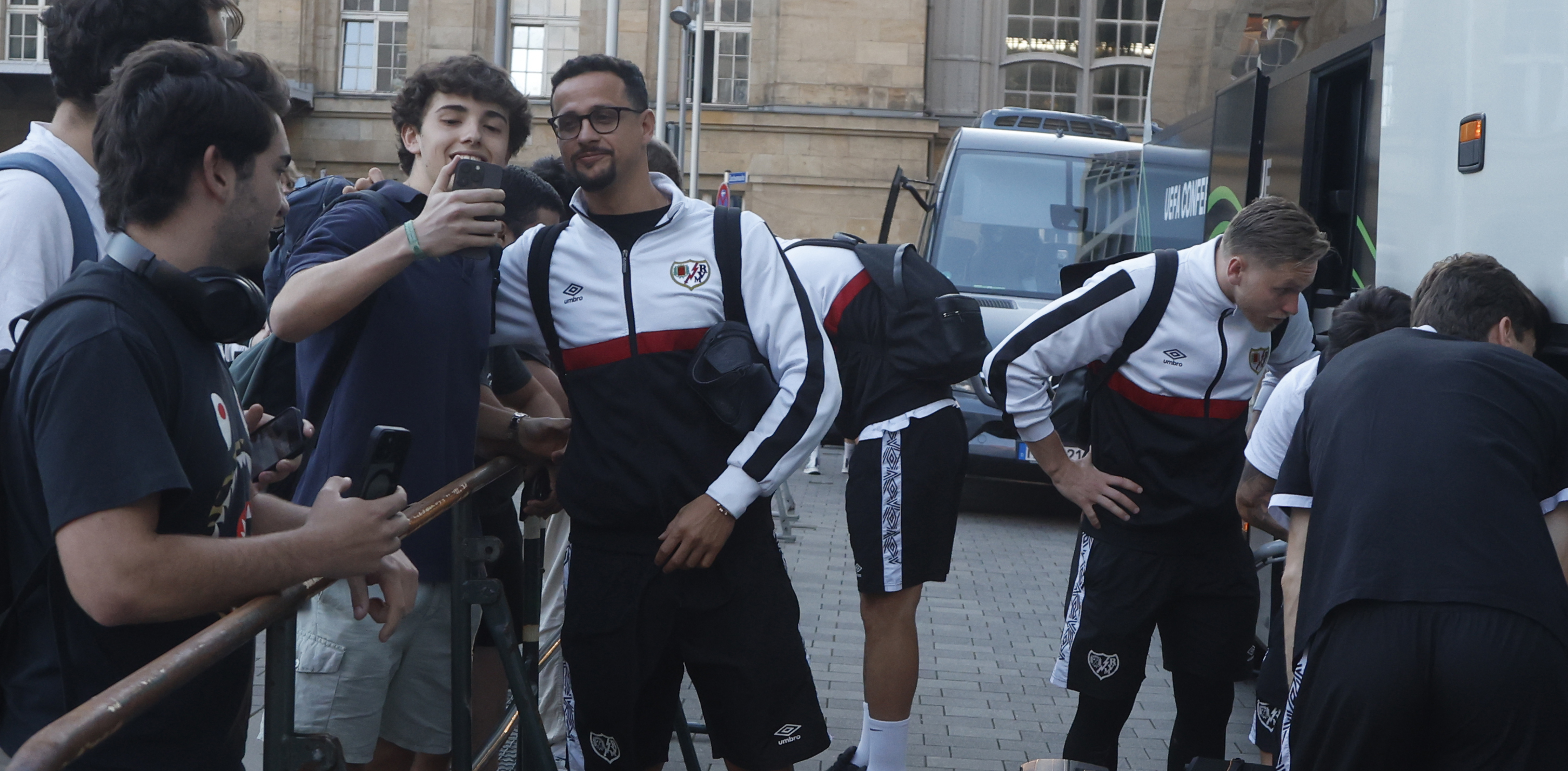 Luiz Felipe, a la llegada del Rayo Vallecano a Leipzig.