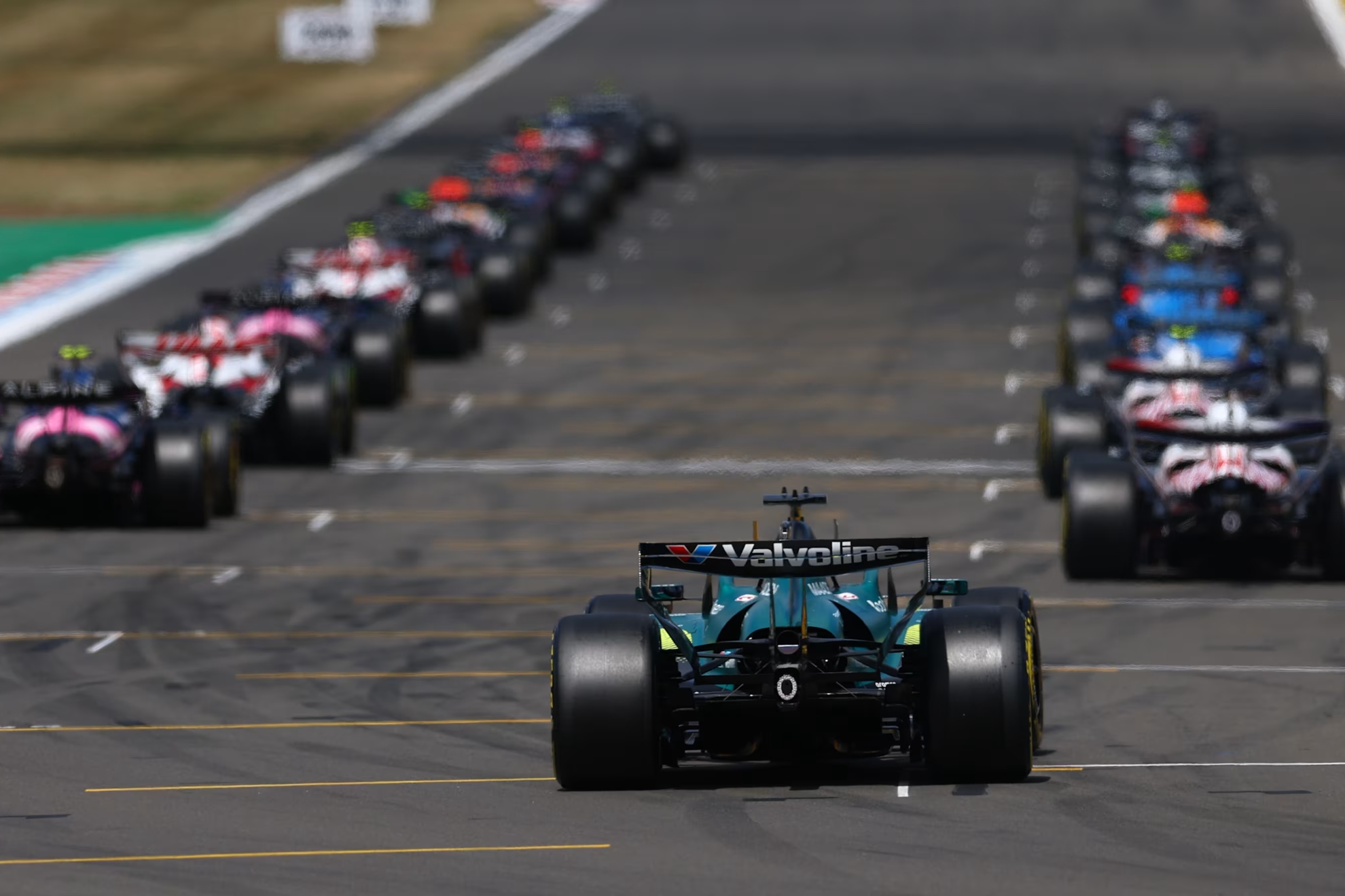 La parrilla de salida de Silverstone, con el Aston Martin en la meta.
