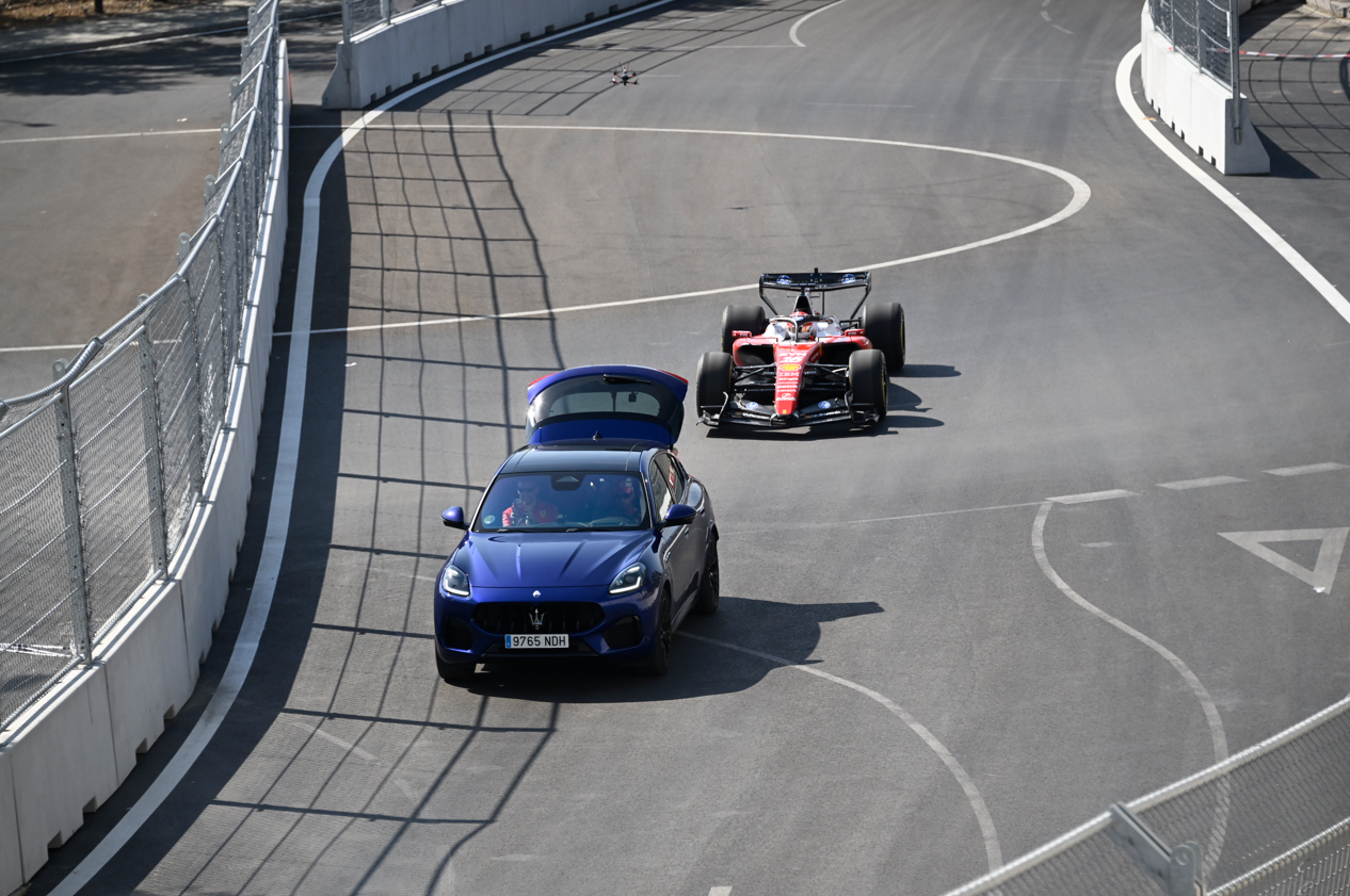 Leclerc, tras el coche que le graba.