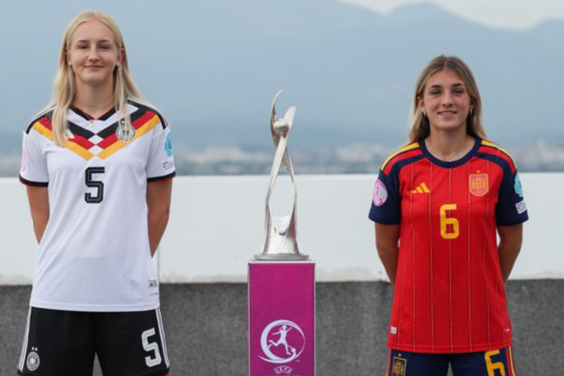 Luzie Zähringer e Irune Dorado posan con el trofeo del Europeo Sub'19 UEFA