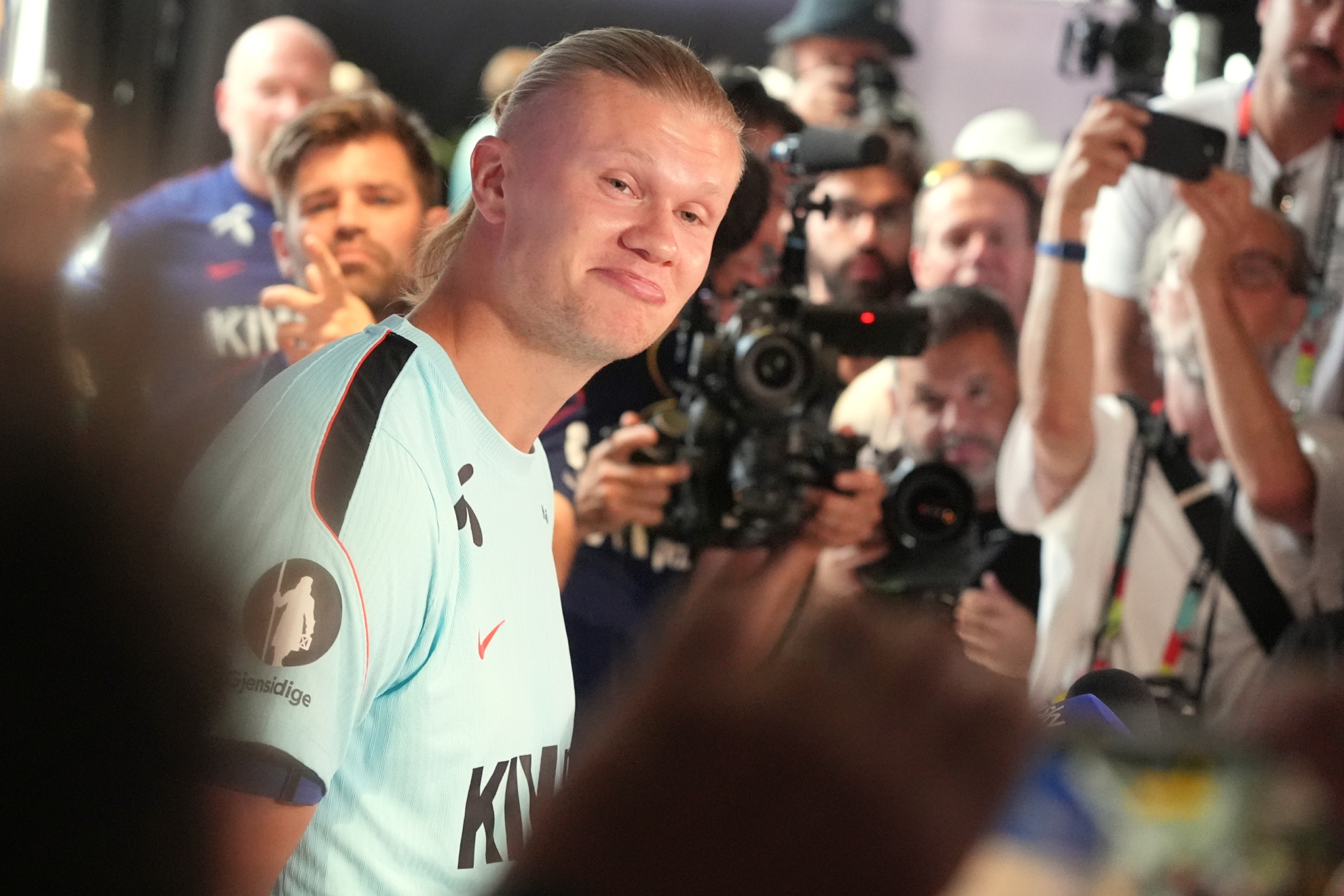 Erling Haaland comparece ante los medios.
