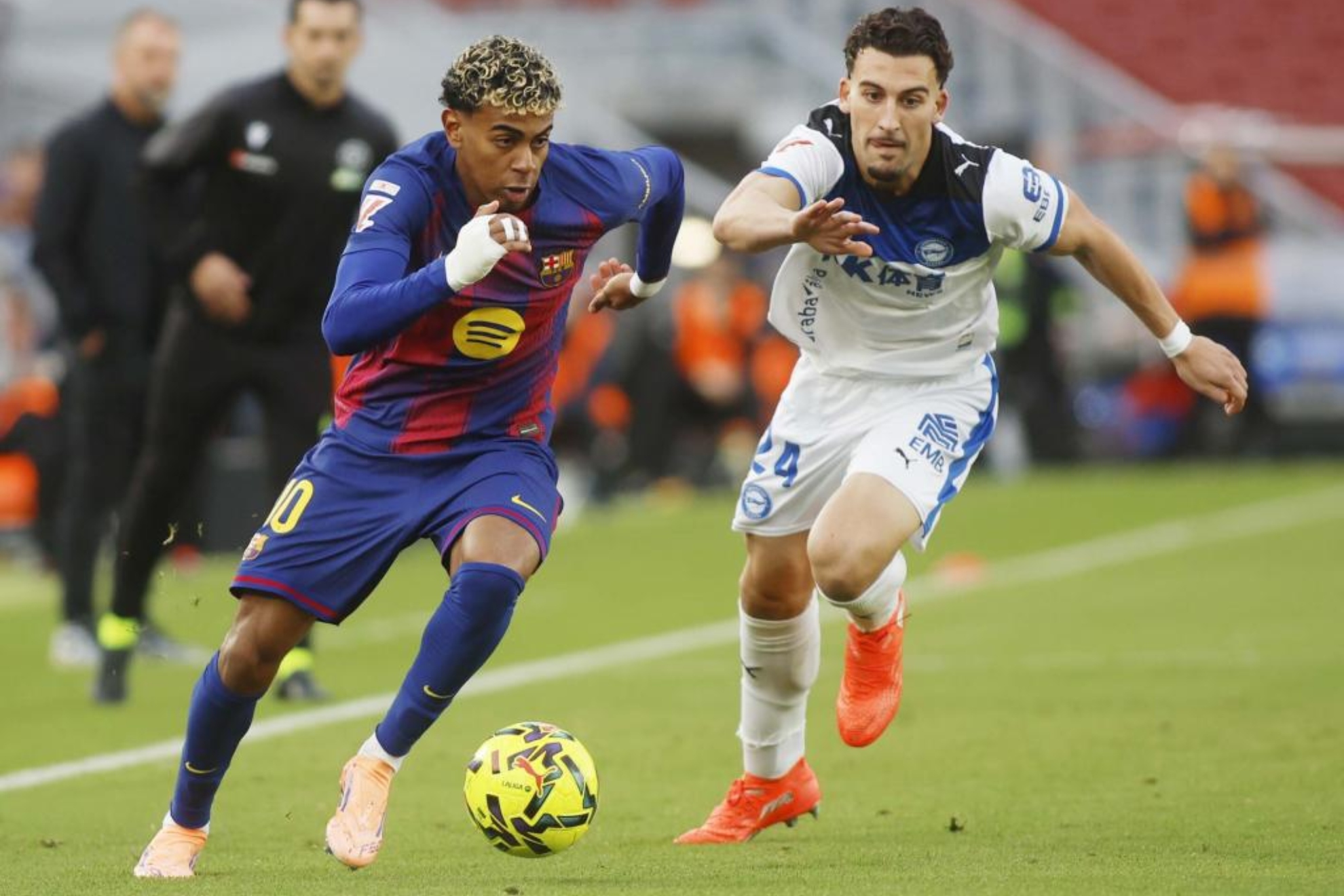 Víctor Parada persigue a Lamine en un encuentro de la pasada temporada contra el Barcelona.