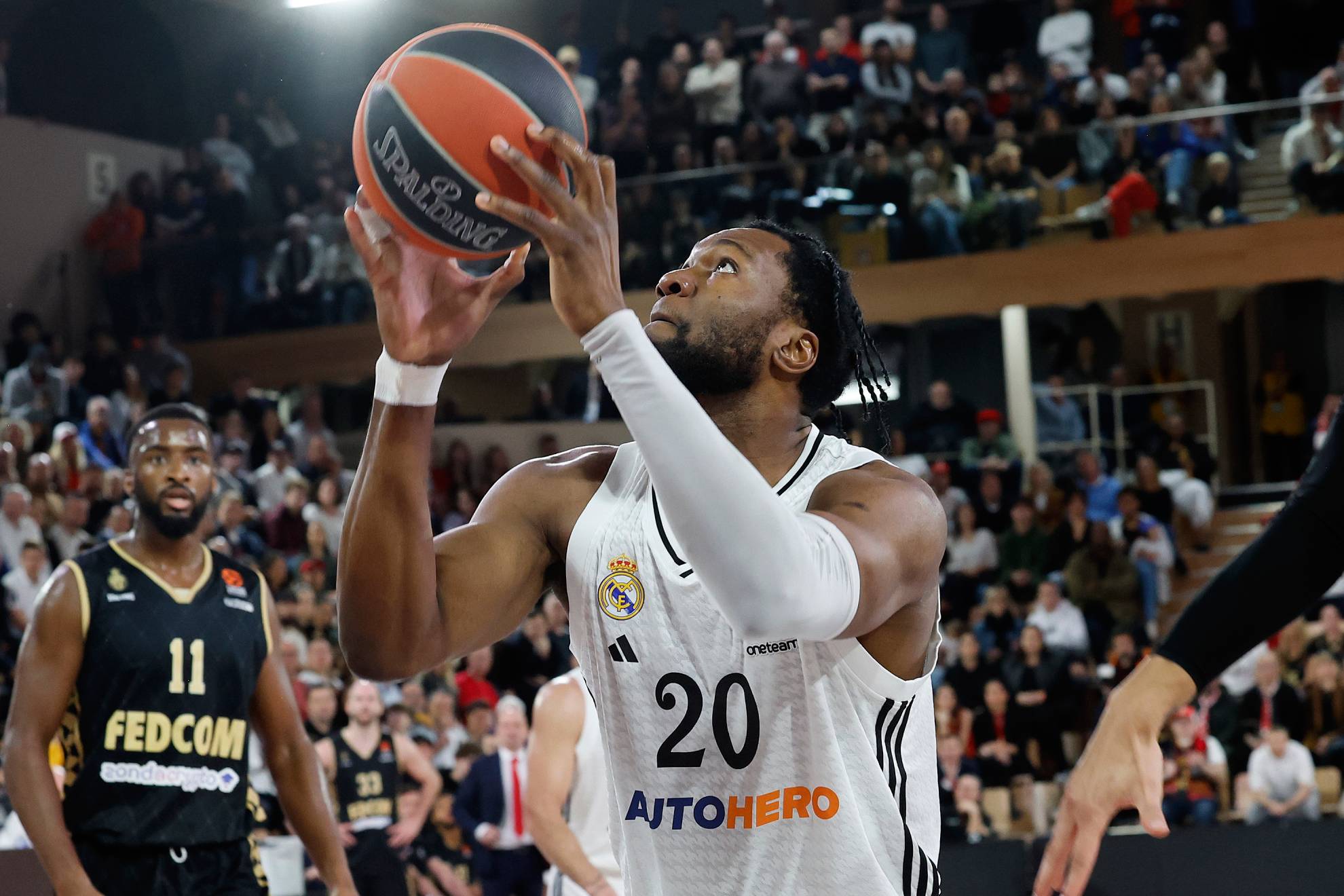 Bruno Fernando ficha por el Efes de Pablo Laso tras su pellizco a Scariolo tras su despido del Madrid EFE