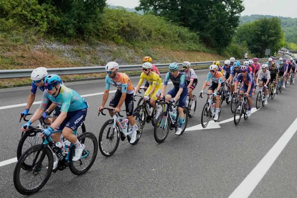 El esloveno Tadej Pogacar, vestido con la camiseta amarilla de líder de la clasificación general, viaja con el pelotón durante la séptima etapa del Tour de Francia ciclista de 175,1 kilómetros (108,7 millas) con inicio en Hagetmau y final en Burdeos, Francia, el viernes 10 de julio de 2026. (Foto AP/Mosa'ab Elshamy)