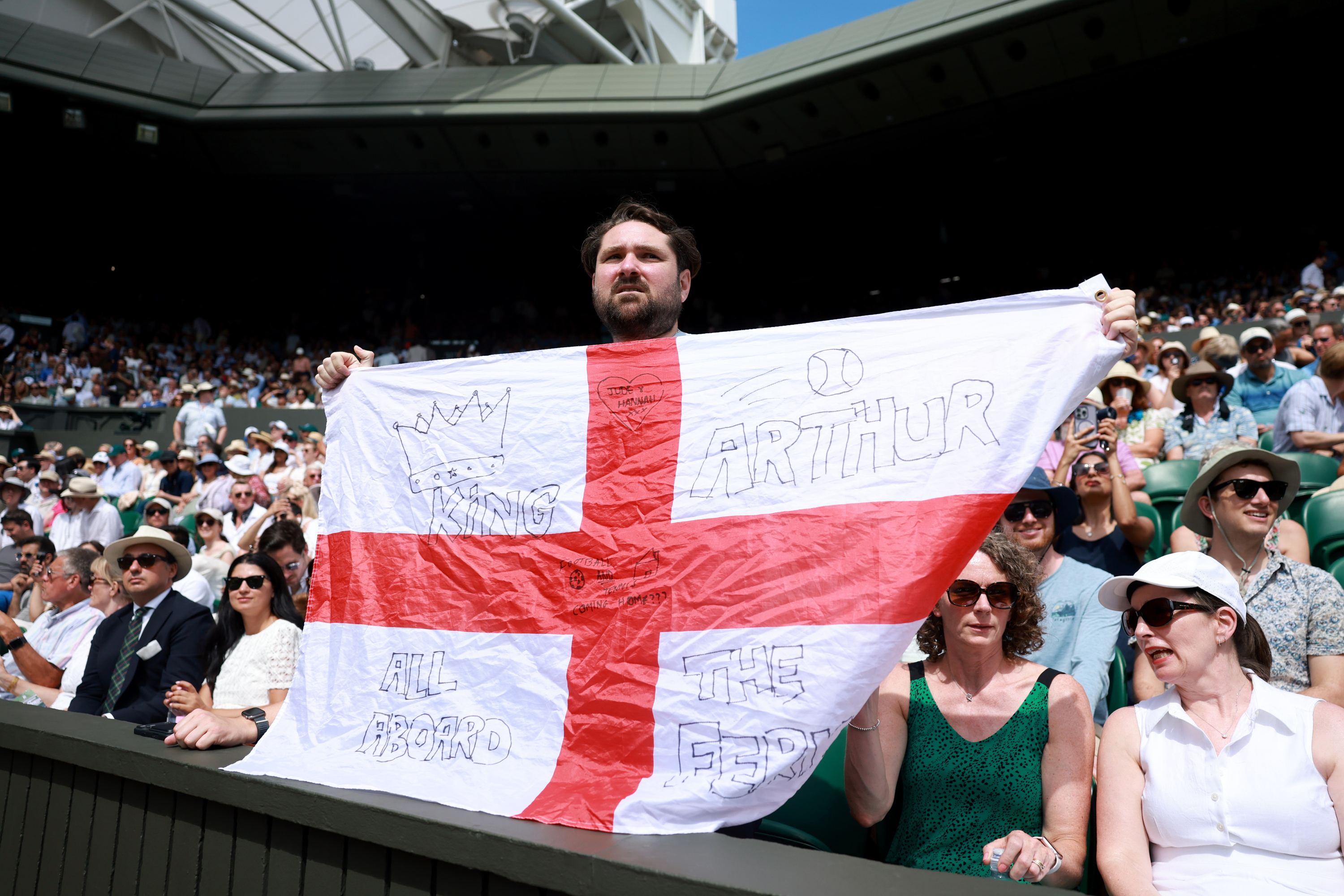 Un aficionado, con una bandera inglesa en la grada.