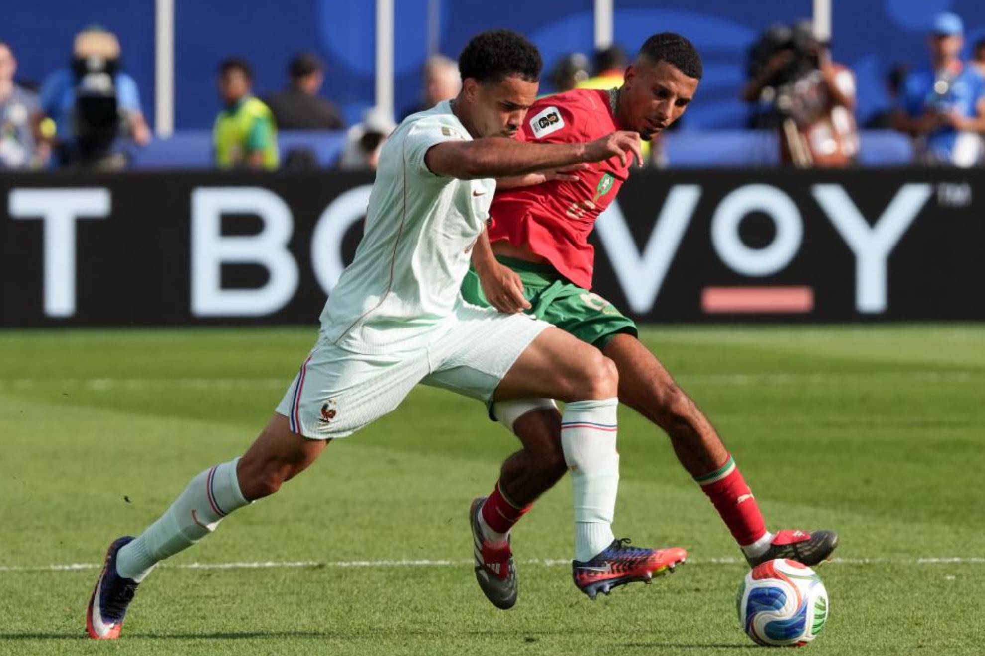 Zaire-Emery ante Ounahi en el Francia-Marruecos disputado en Boston.