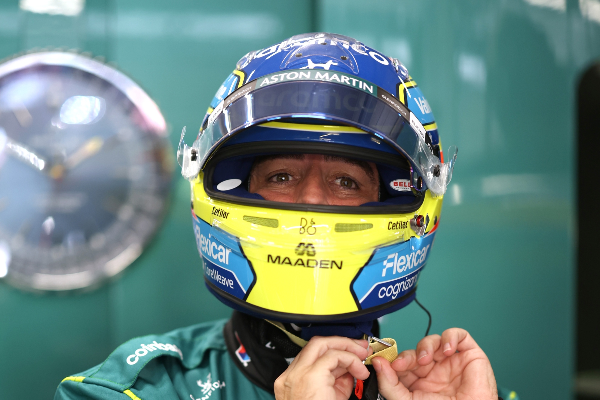 Alonso se pone el casco en la grada de Aston Martin.