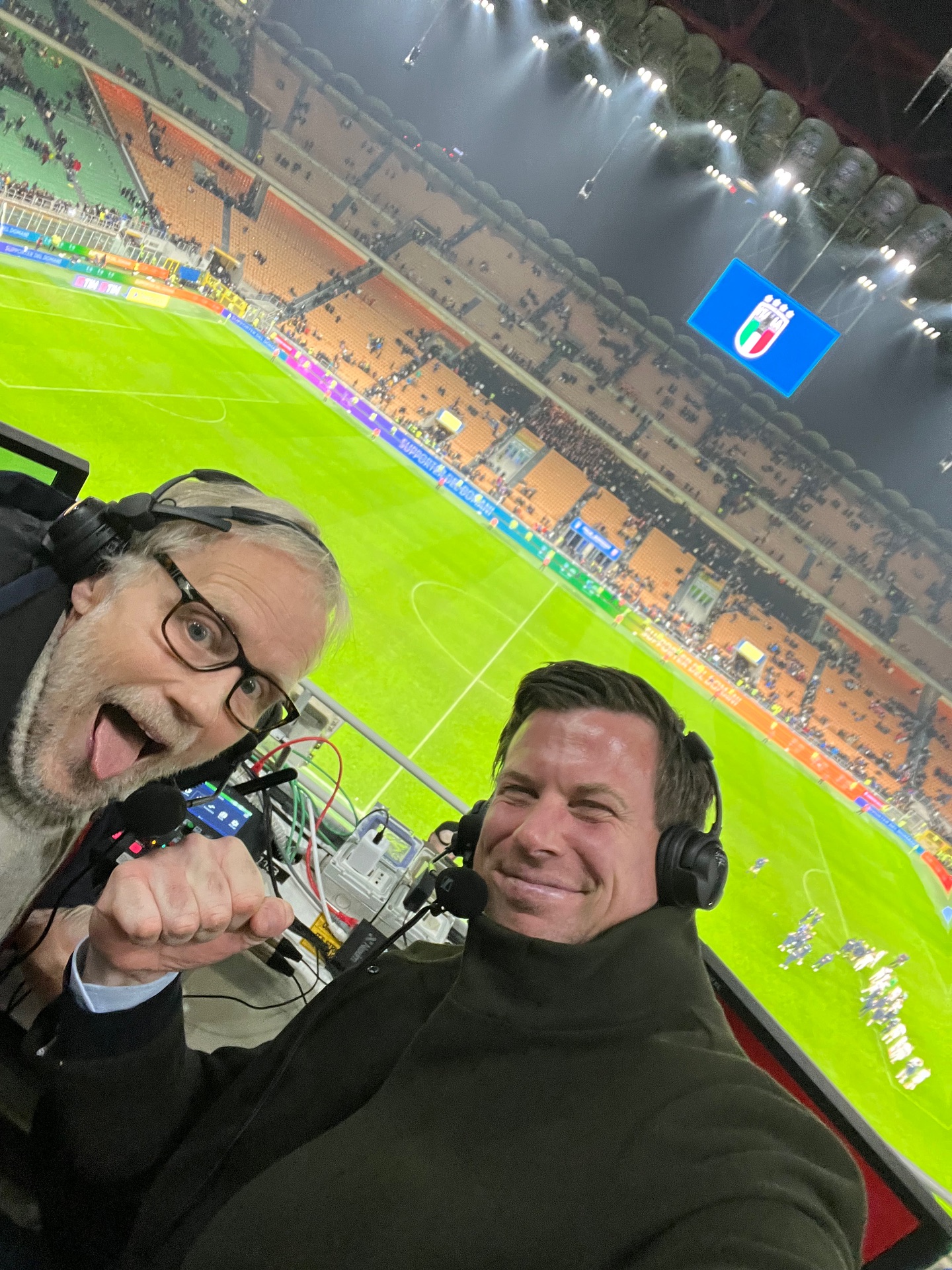 Jesper Mathisen, derecha, durante el Italia - Noruega de clasificación en San Siro.